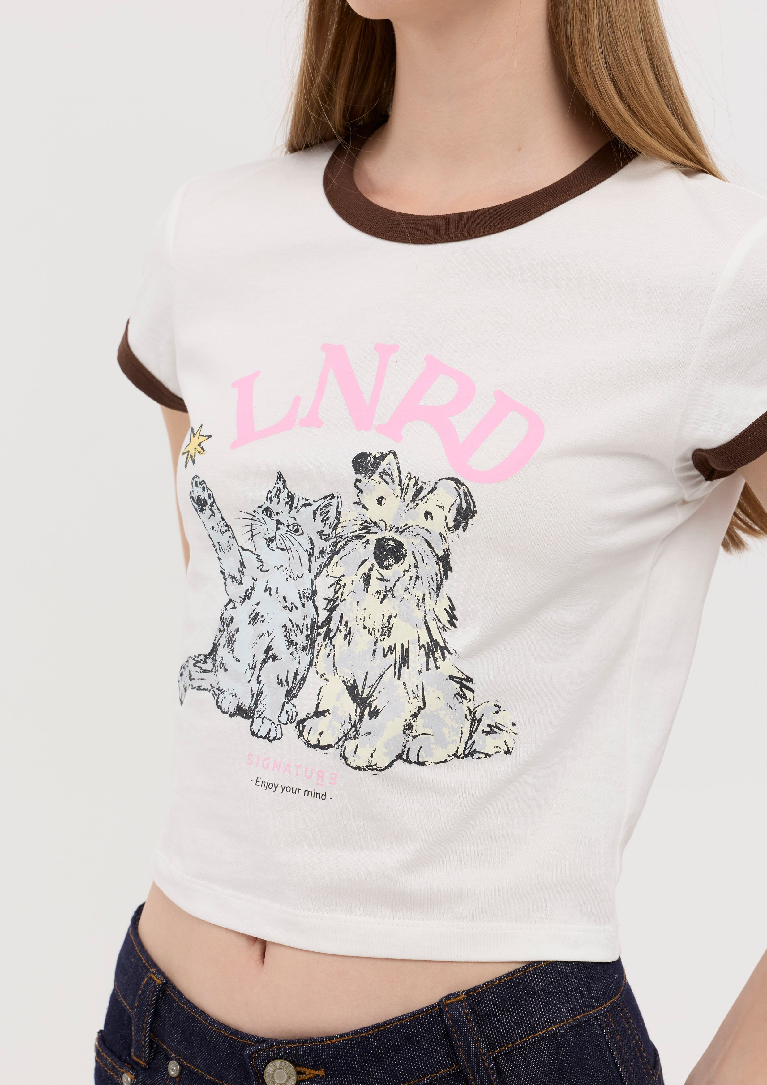 เสื้อยืดครอปแขนสั้นพิมพ์ลาย คอลเลกชัน LNRD Signature