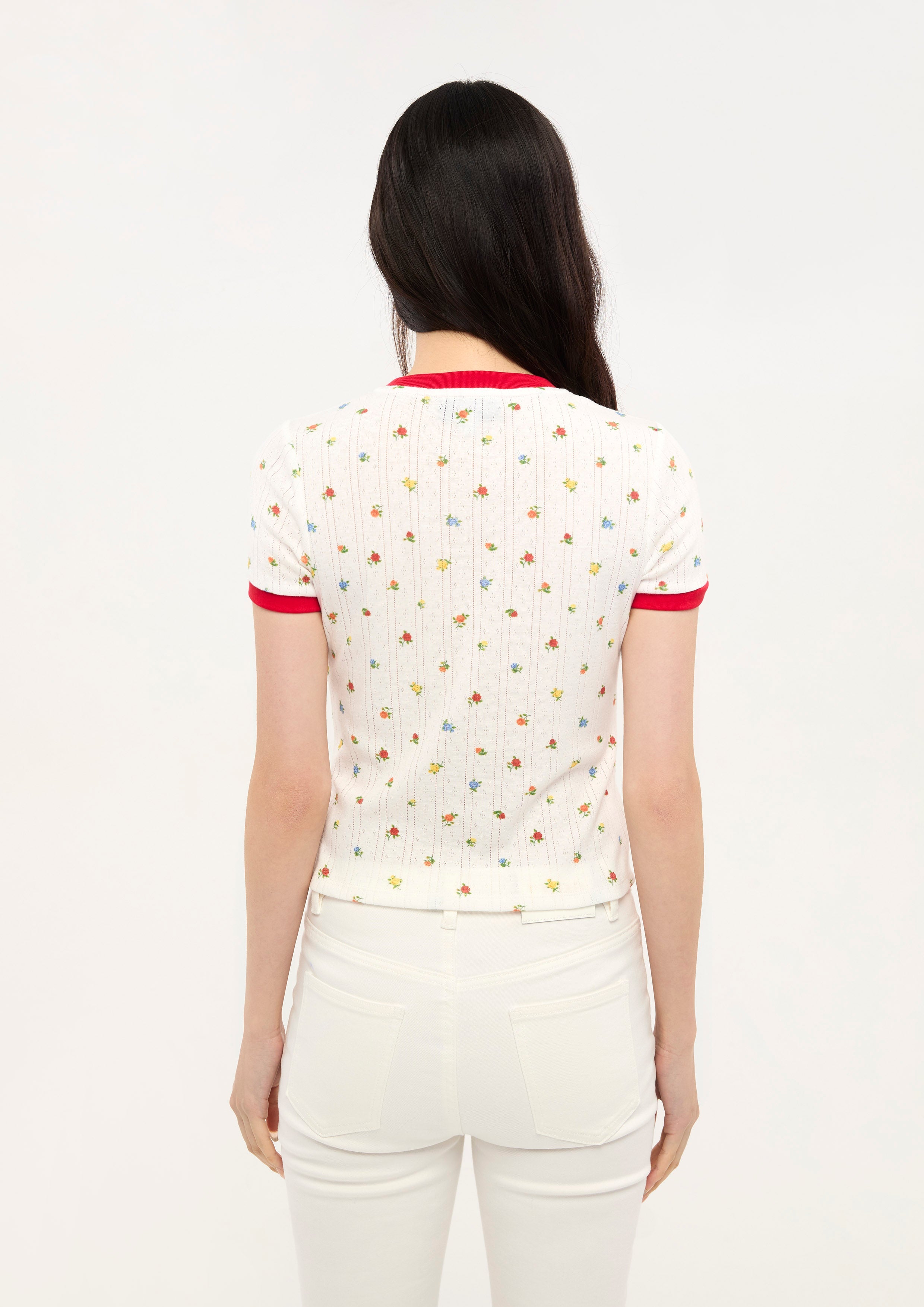 เสื้อยืดแขนสั้นปักโลโก้แต่งลายดอกไม้ คอลเลกชัน LNRD Signature