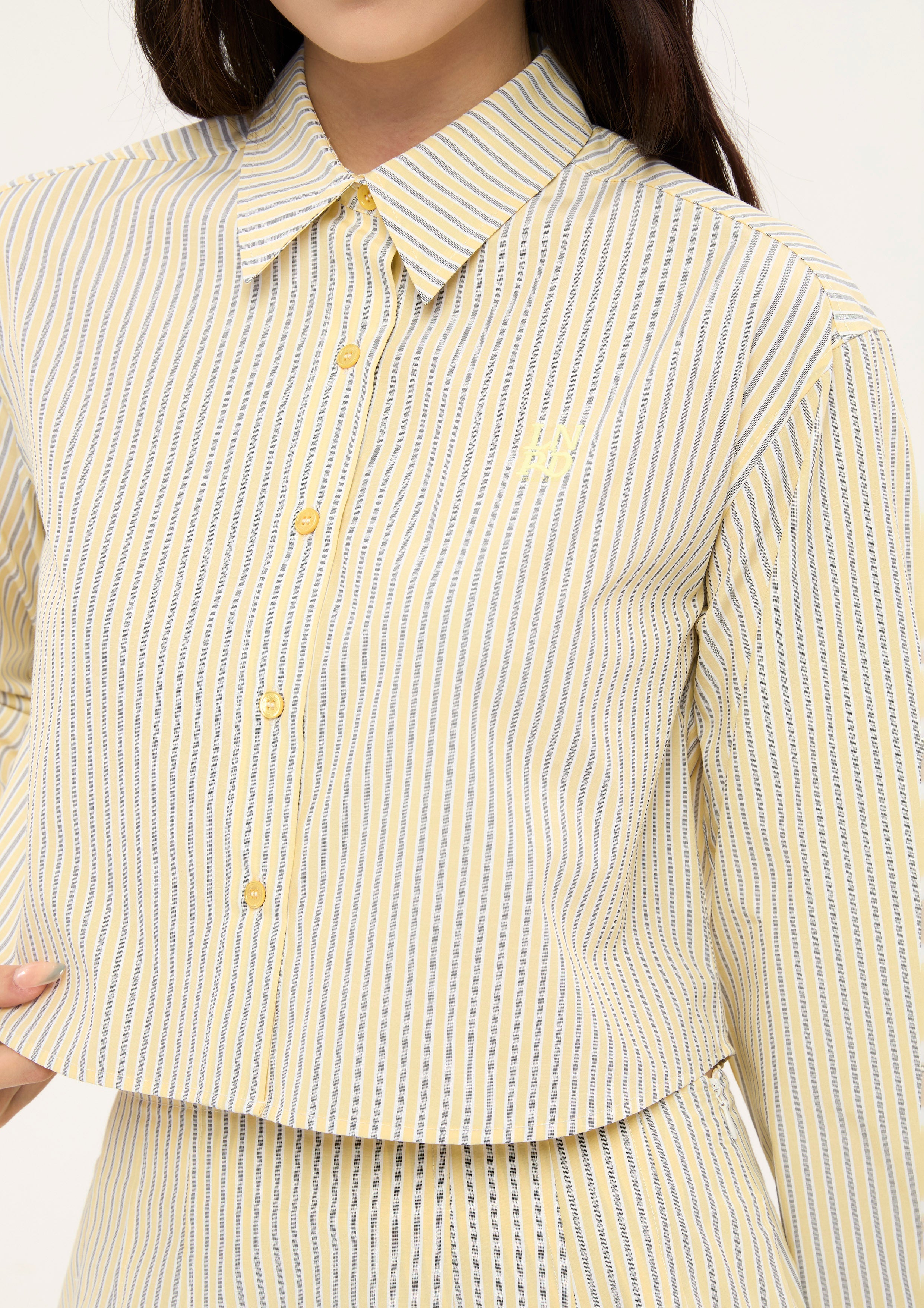 เสื้อเชิ้ตครอปแขนยาวลายทาง คอลเลกชัน LNRD Signature