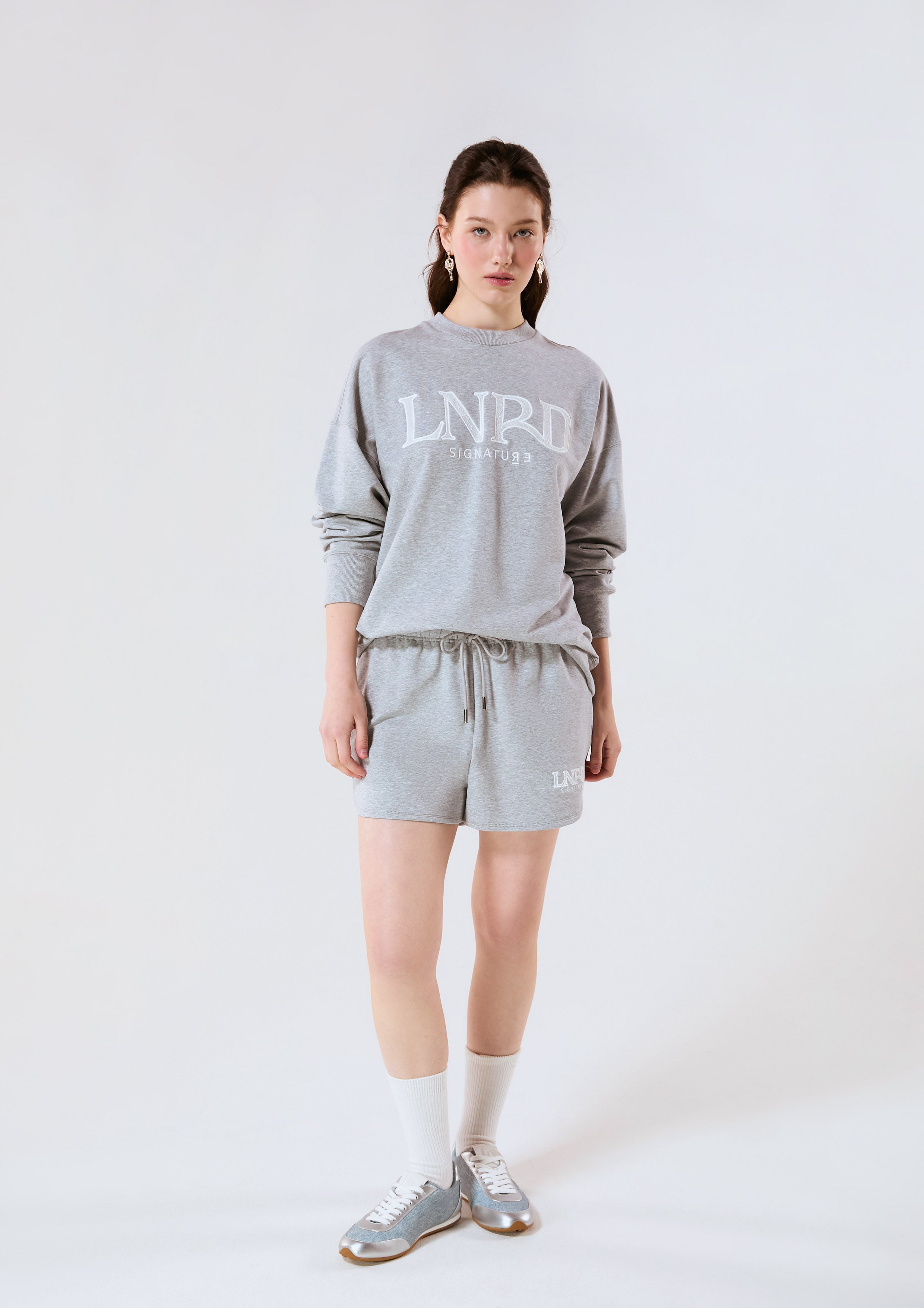 เสื้อกันหนาวแขนยาวพิมพ์ลายโลโก้ คอลเลกชัน Signature