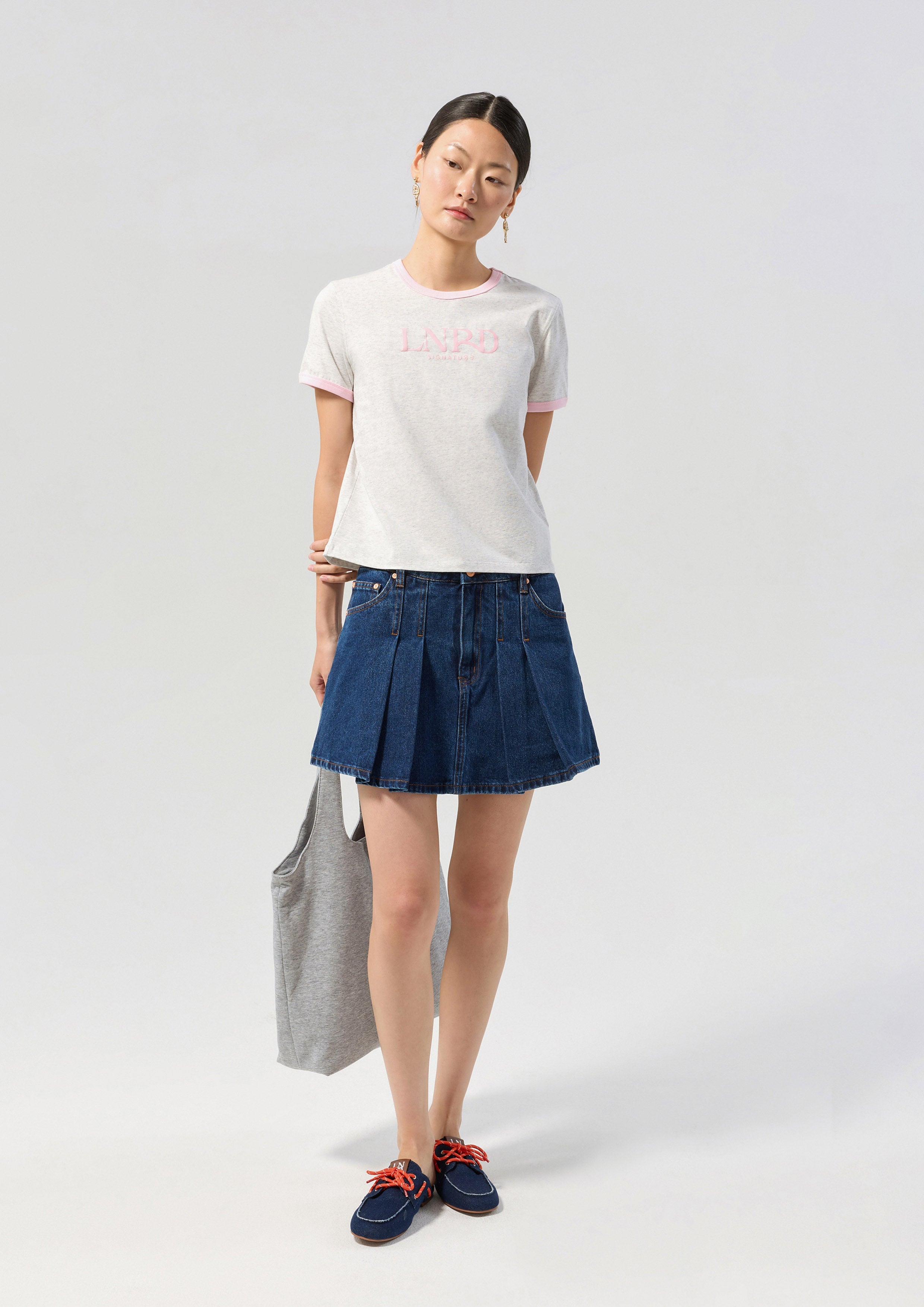 เสื้อยืดแขนสั้นโลโก้คอนทราสต์​ คอลเลกชัน Signature