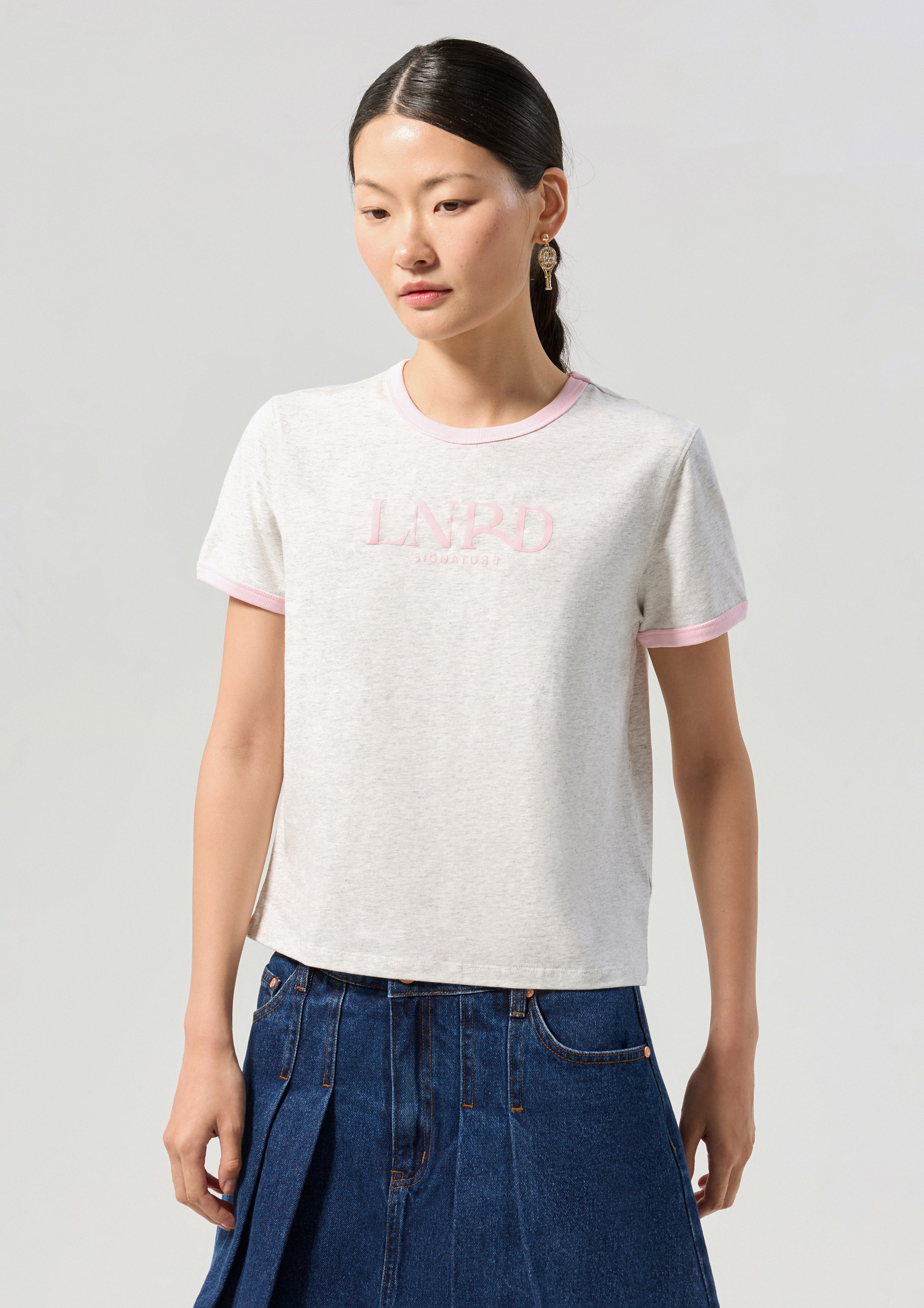 เสื้อยืดแขนสั้นโลโก้คอนทราสต์​ คอลเลกชัน Signature