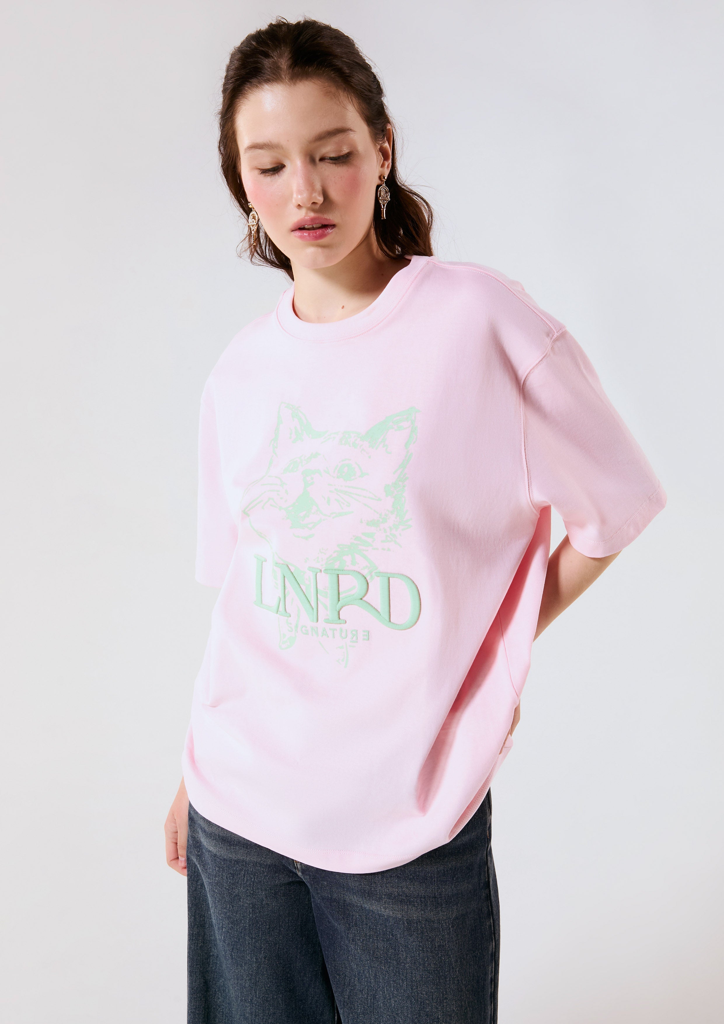 เสื้อยืดโอเวอร์ไซส์โลโก้พิมพ์ลายแมว Tabby คอลเลกชัน Signature