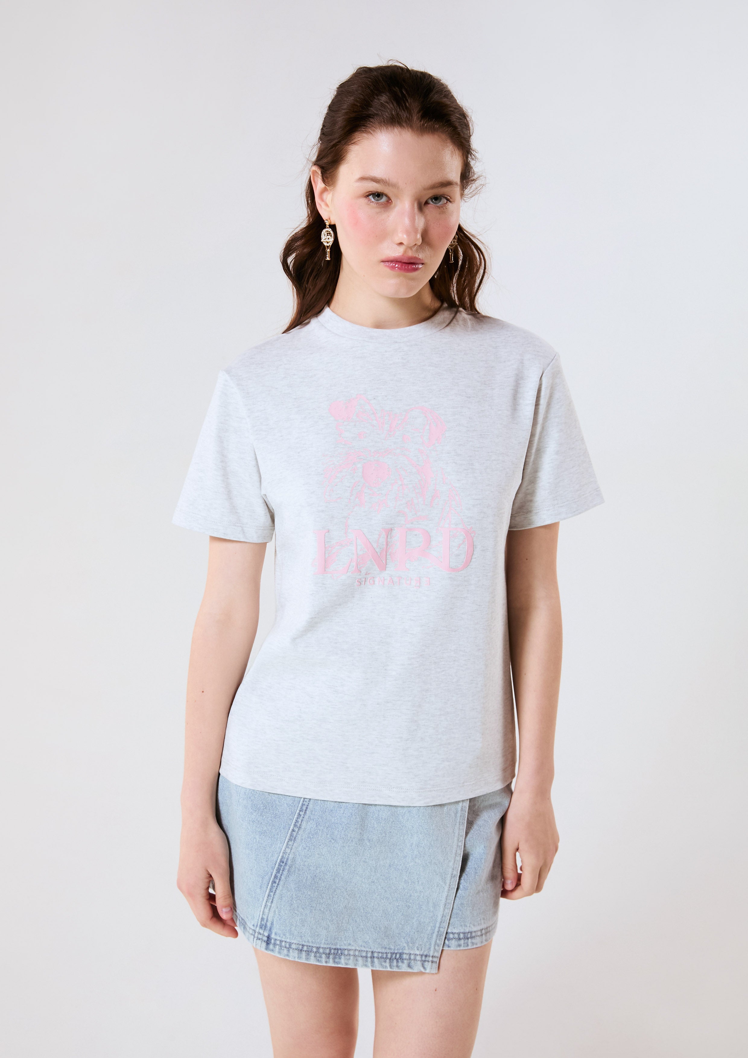 เสื้อยืดแขนสั้นพิมพ์ลายสุนัข Bobby คอลเลกชัน Signature