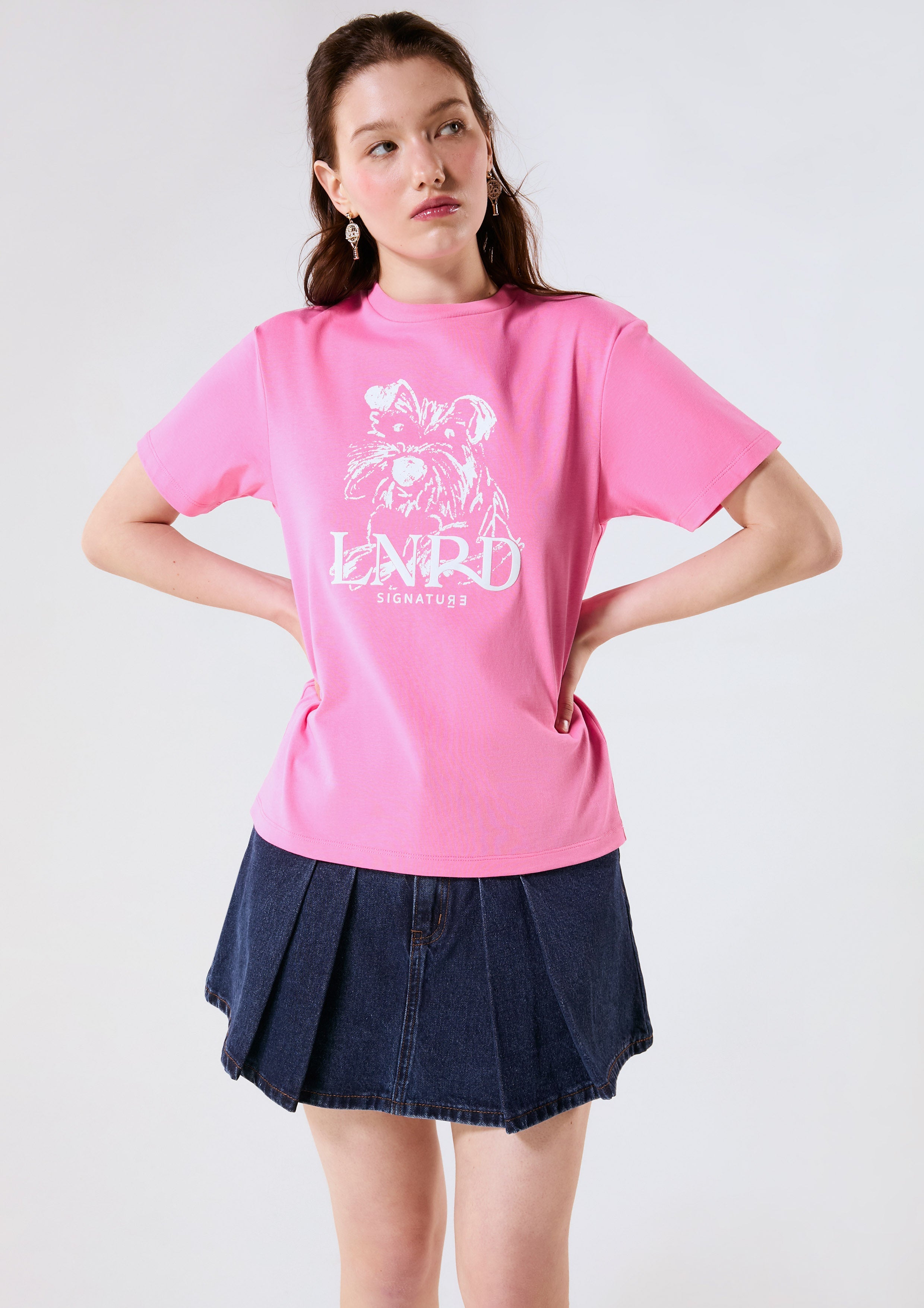 เสื้อยืดแขนสั้นพิมพ์ลายสุนัข Bobby คอลเลกชัน Signature