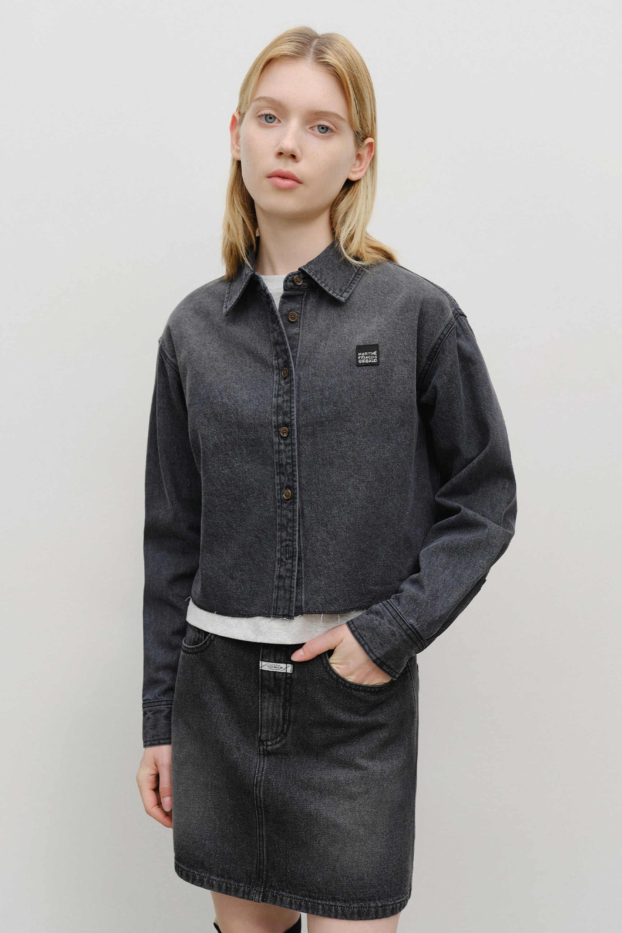 W Heritage Letter Logo Denim Crop Shirt Black