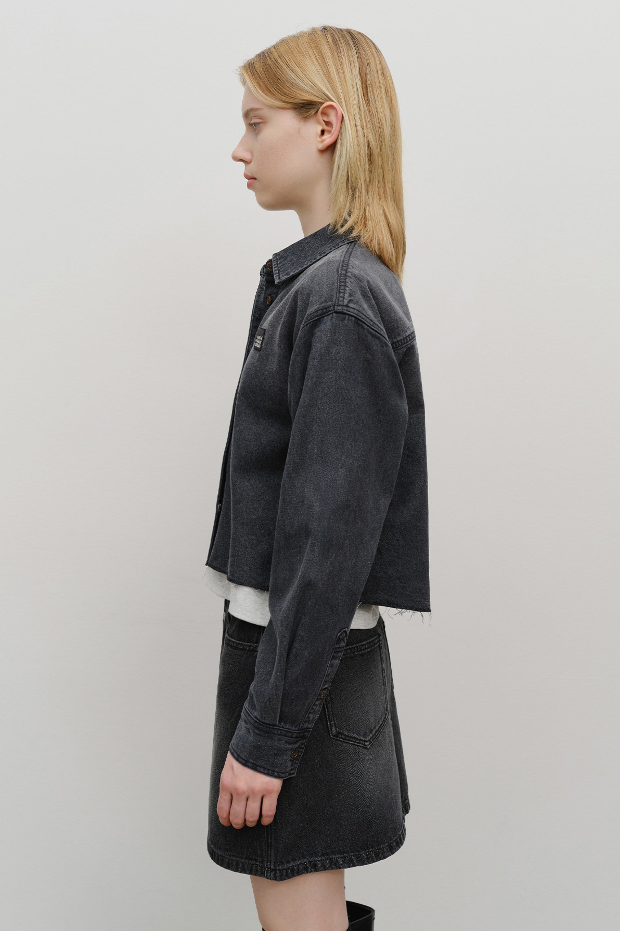 W Heritage Letter Logo Denim Crop Shirt Black