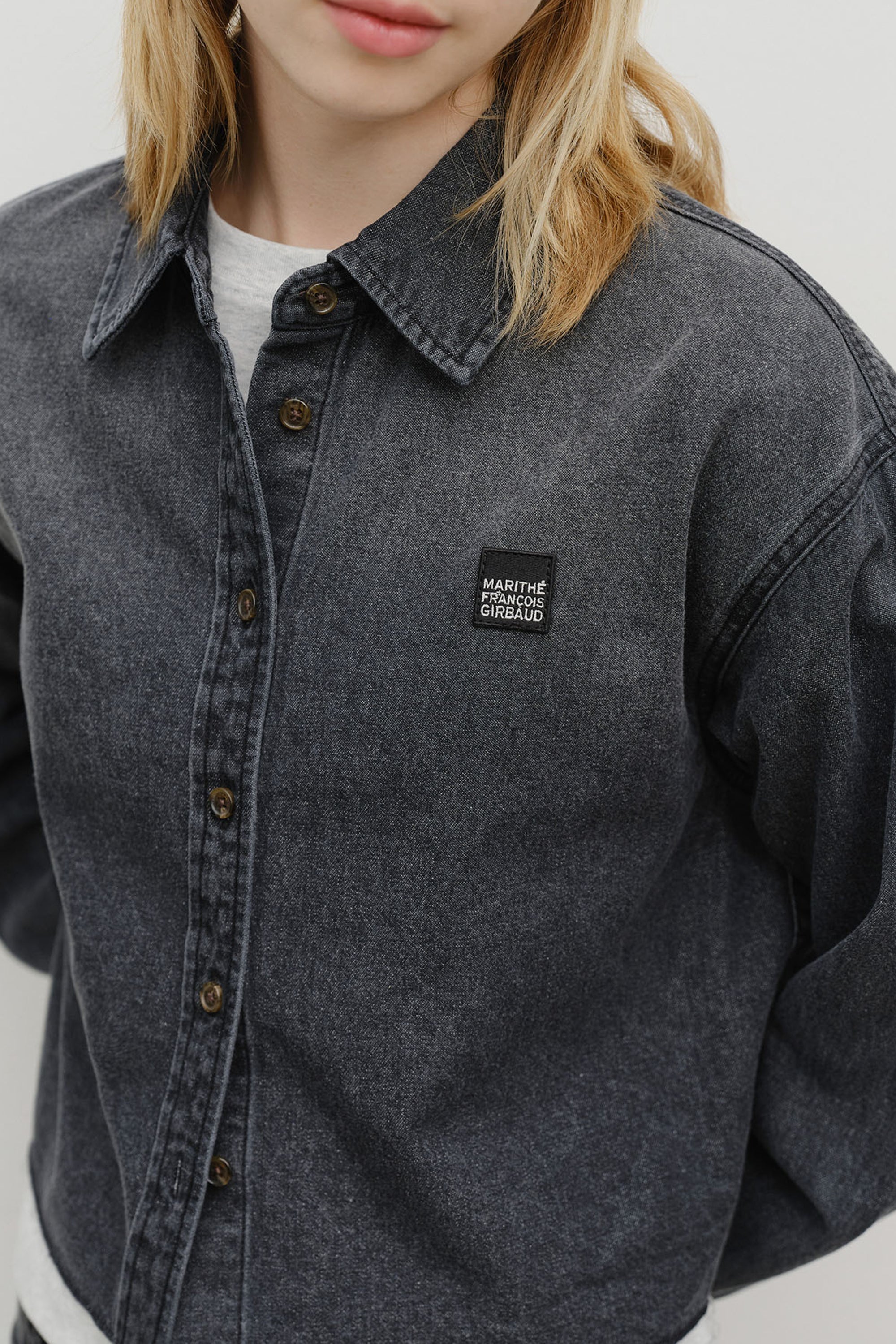 W Heritage Letter Logo Denim Crop Shirt Black