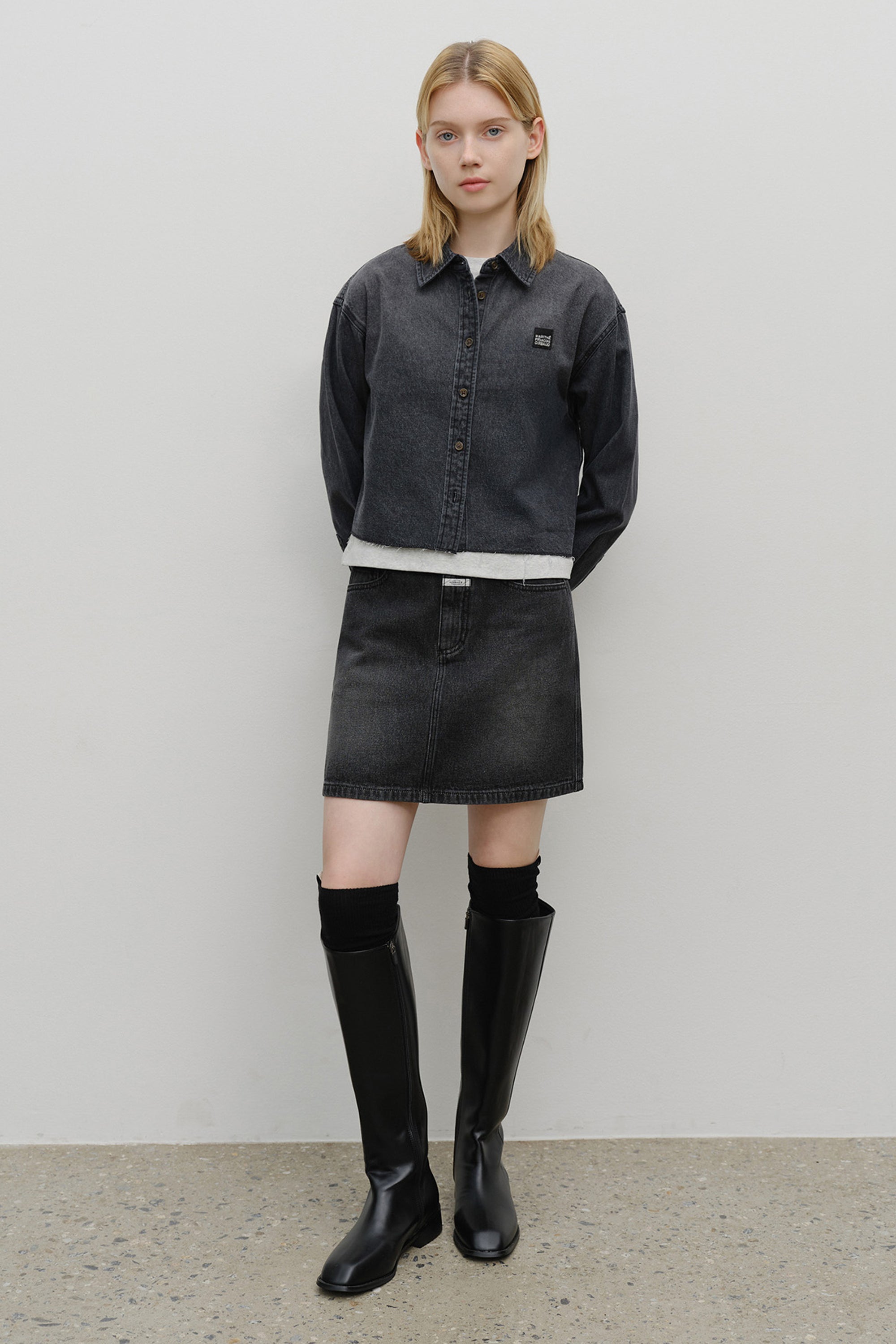 W Heritage Letter Logo Denim Crop Shirt Black