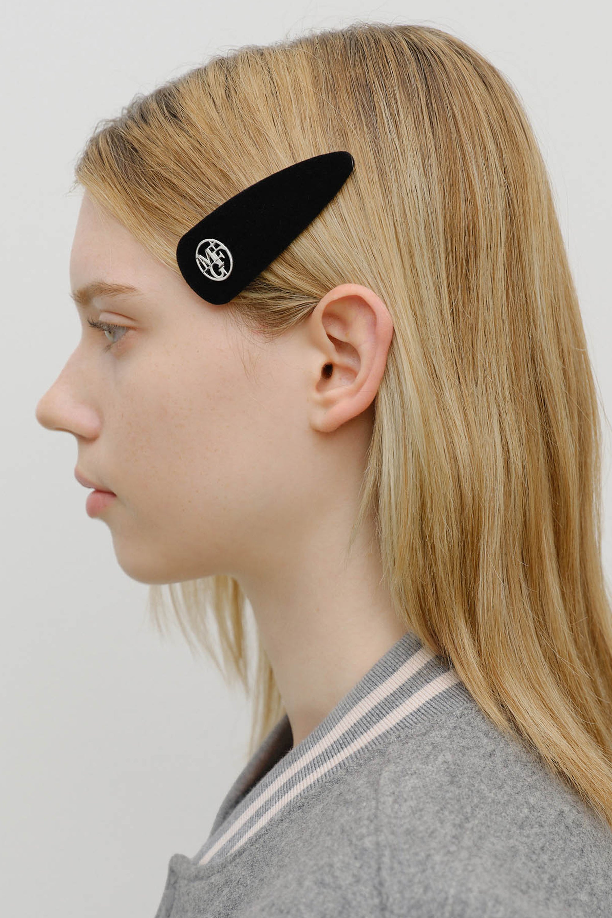 Circle Logo Velvet Hair Pin Black