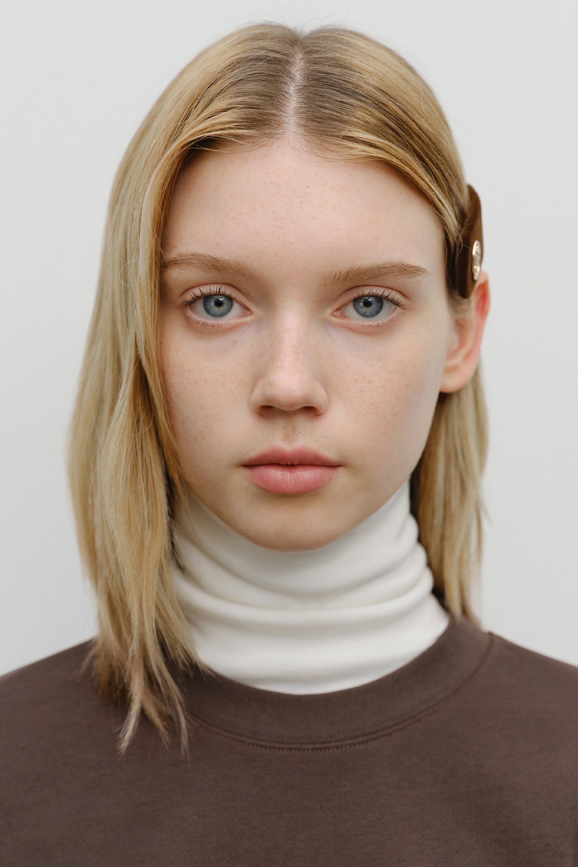 Circle Logo Velvet Hair Pin Brown