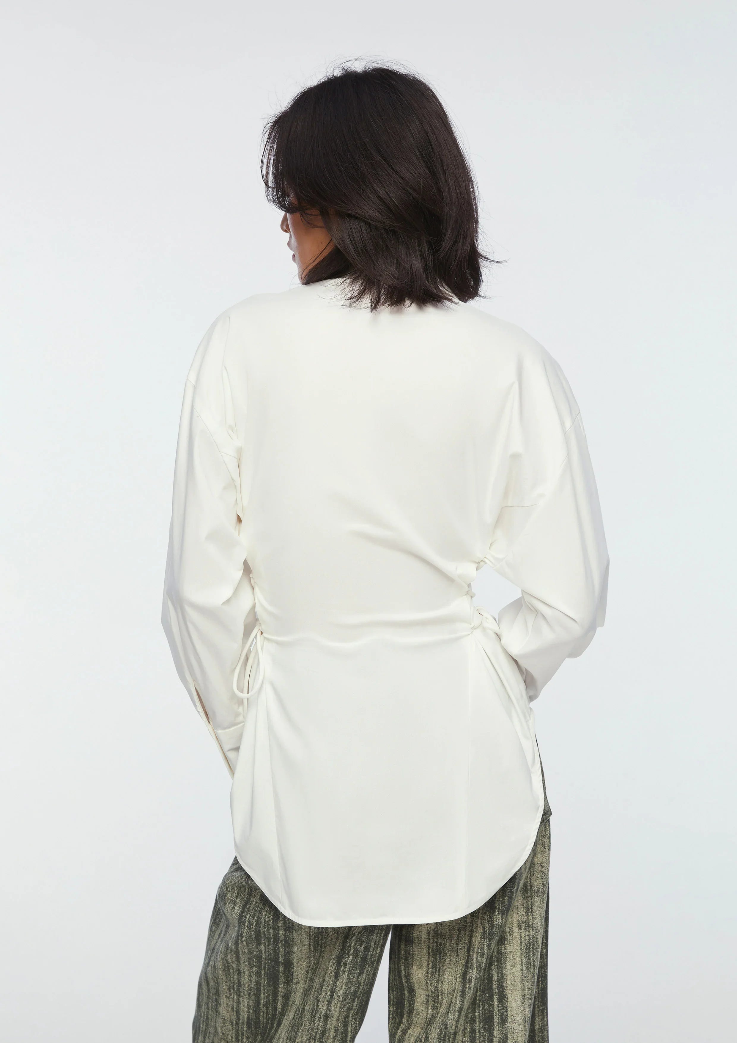 เสื้อเชิ้ตแขนยาวเข้ารูปช่วงเอว
