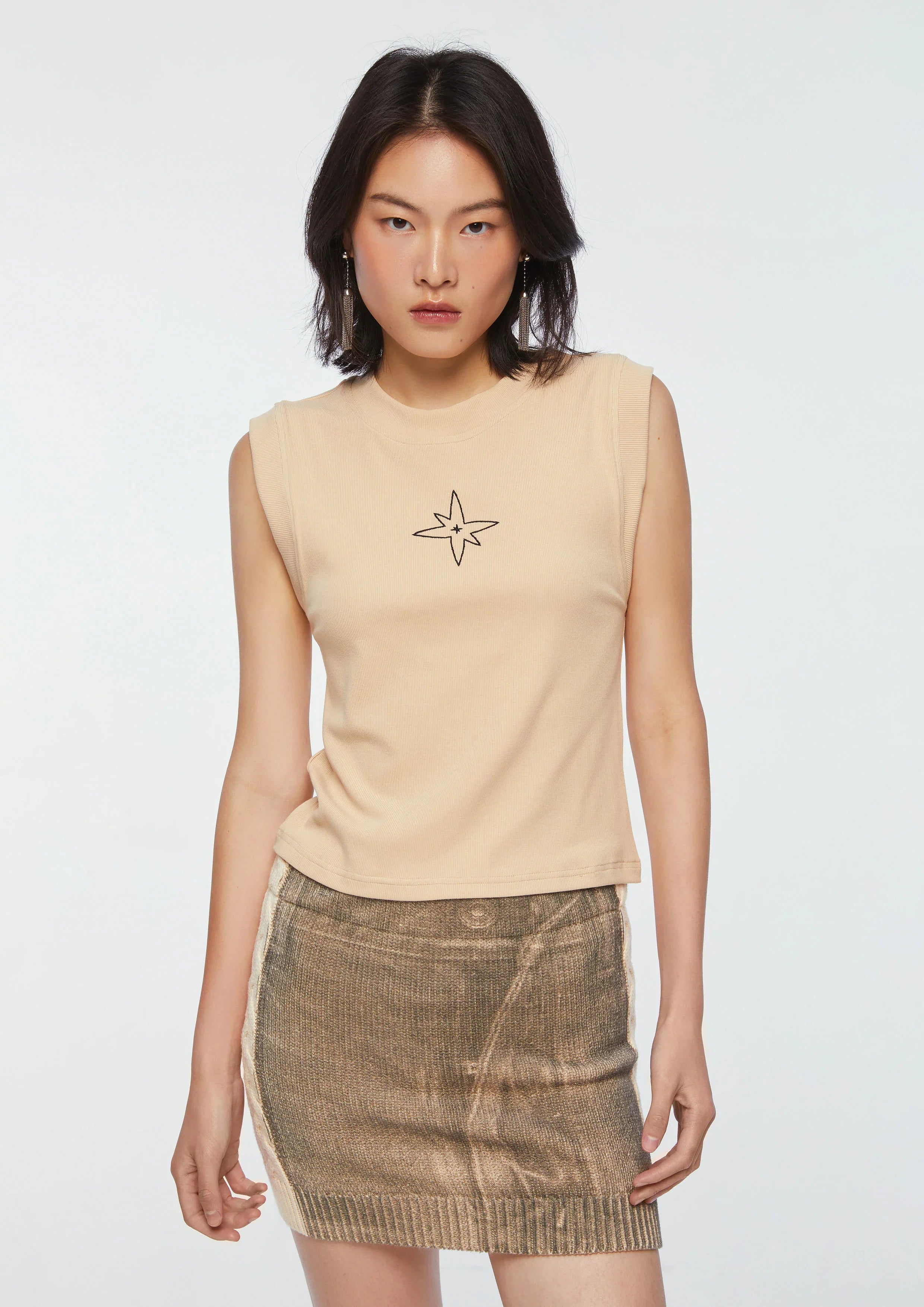 เสื้อแขนกุด ปักลาย Quinn Star