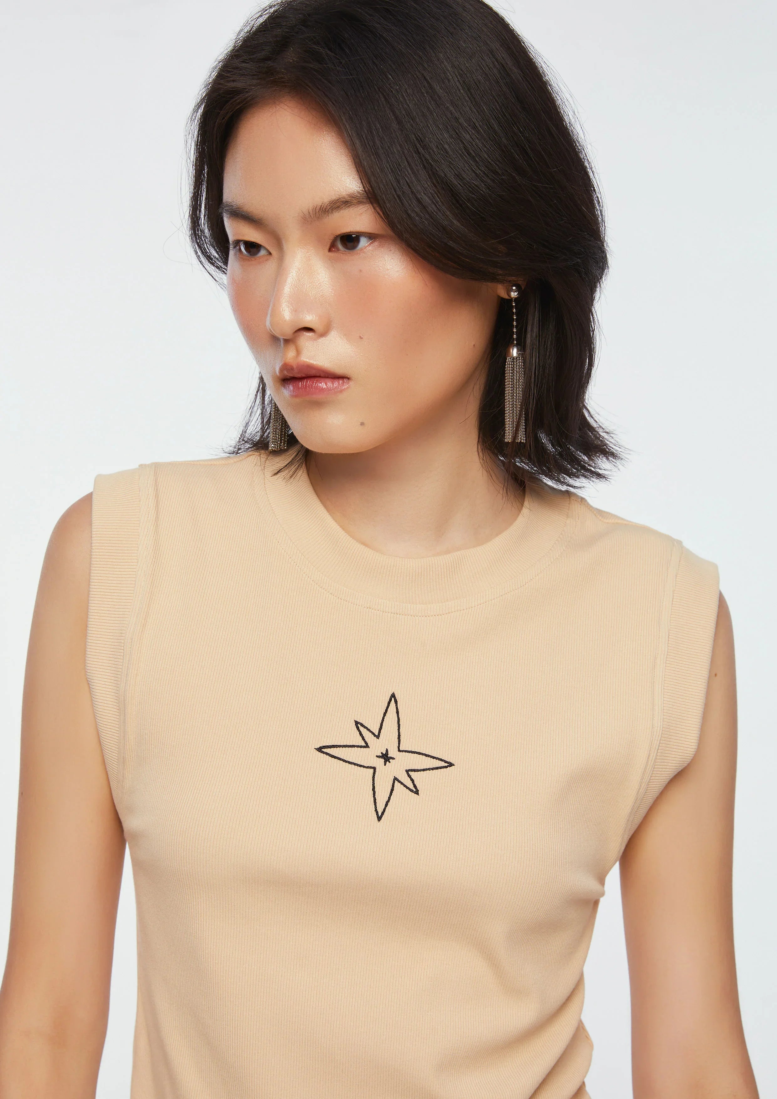 เสื้อแขนกุด ปักลาย Quinn Star