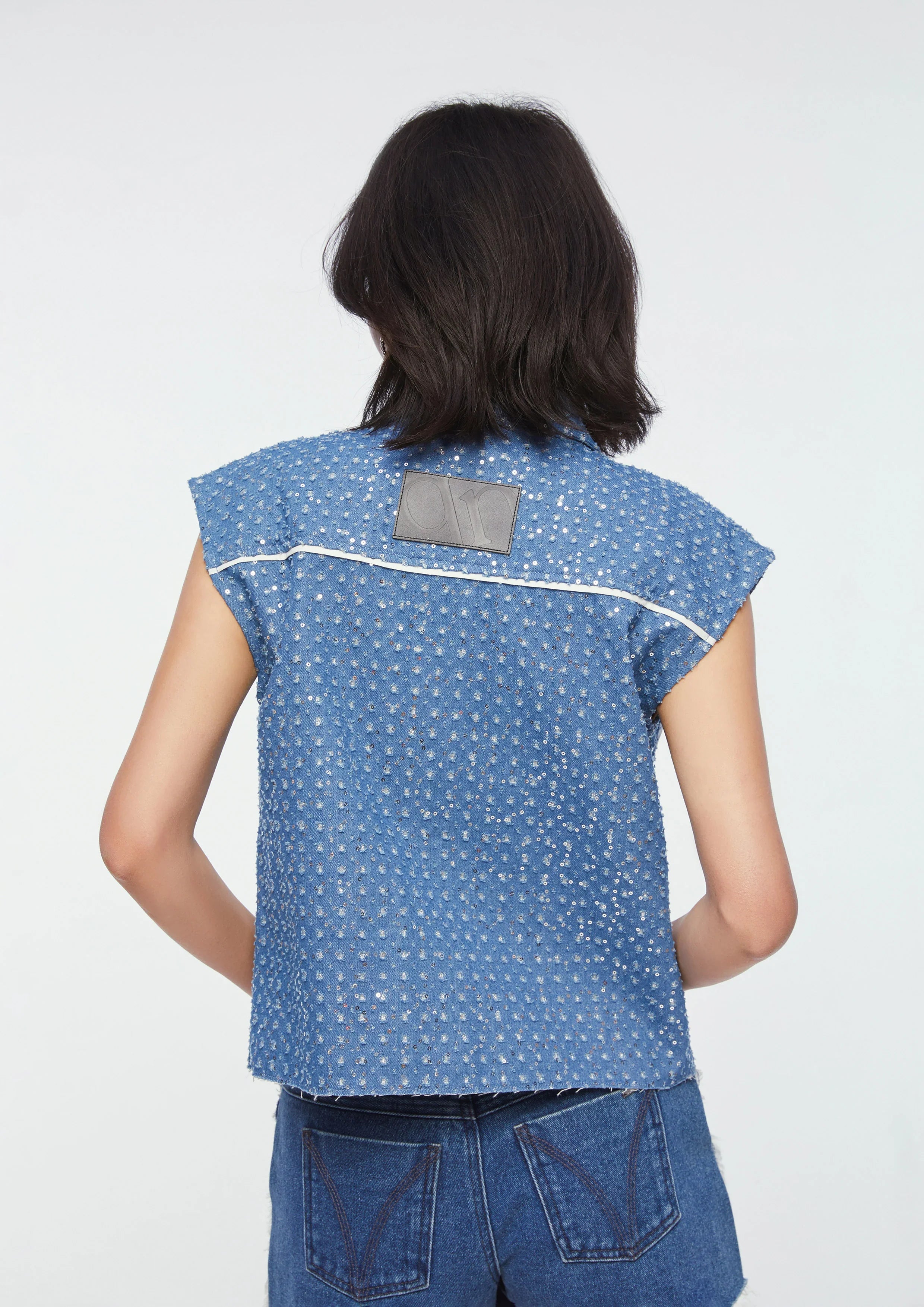 เสื้อเชิ้ตแขนกุดแต่งเลื่อม