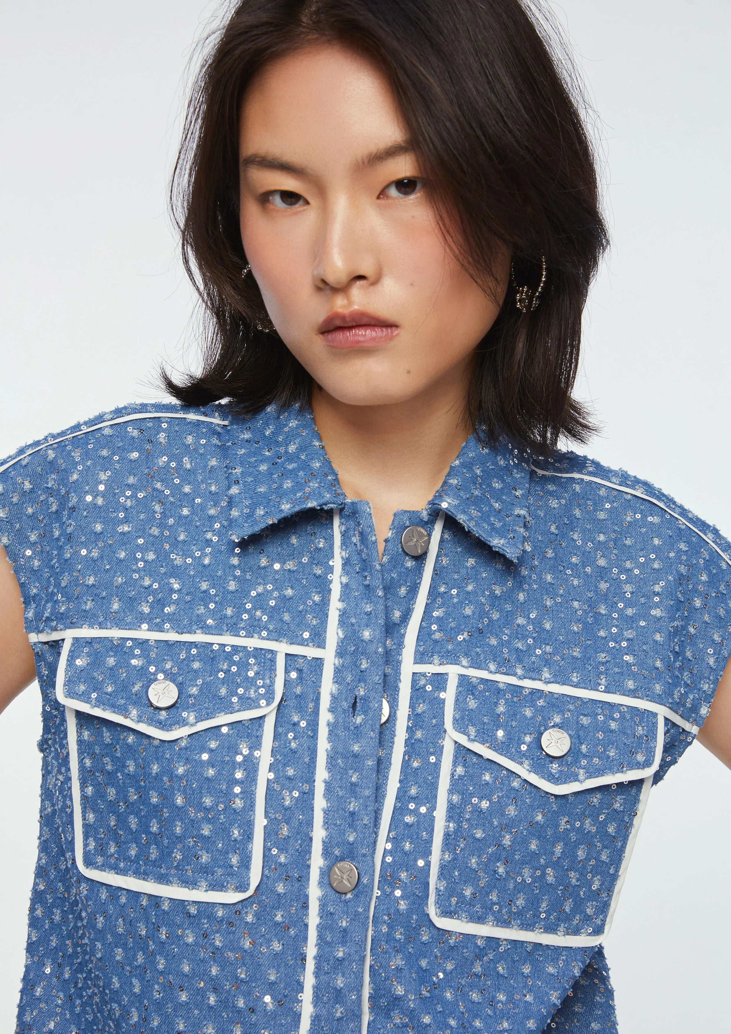 เสื้อเชิ้ตแขนกุดแต่งเลื่อม