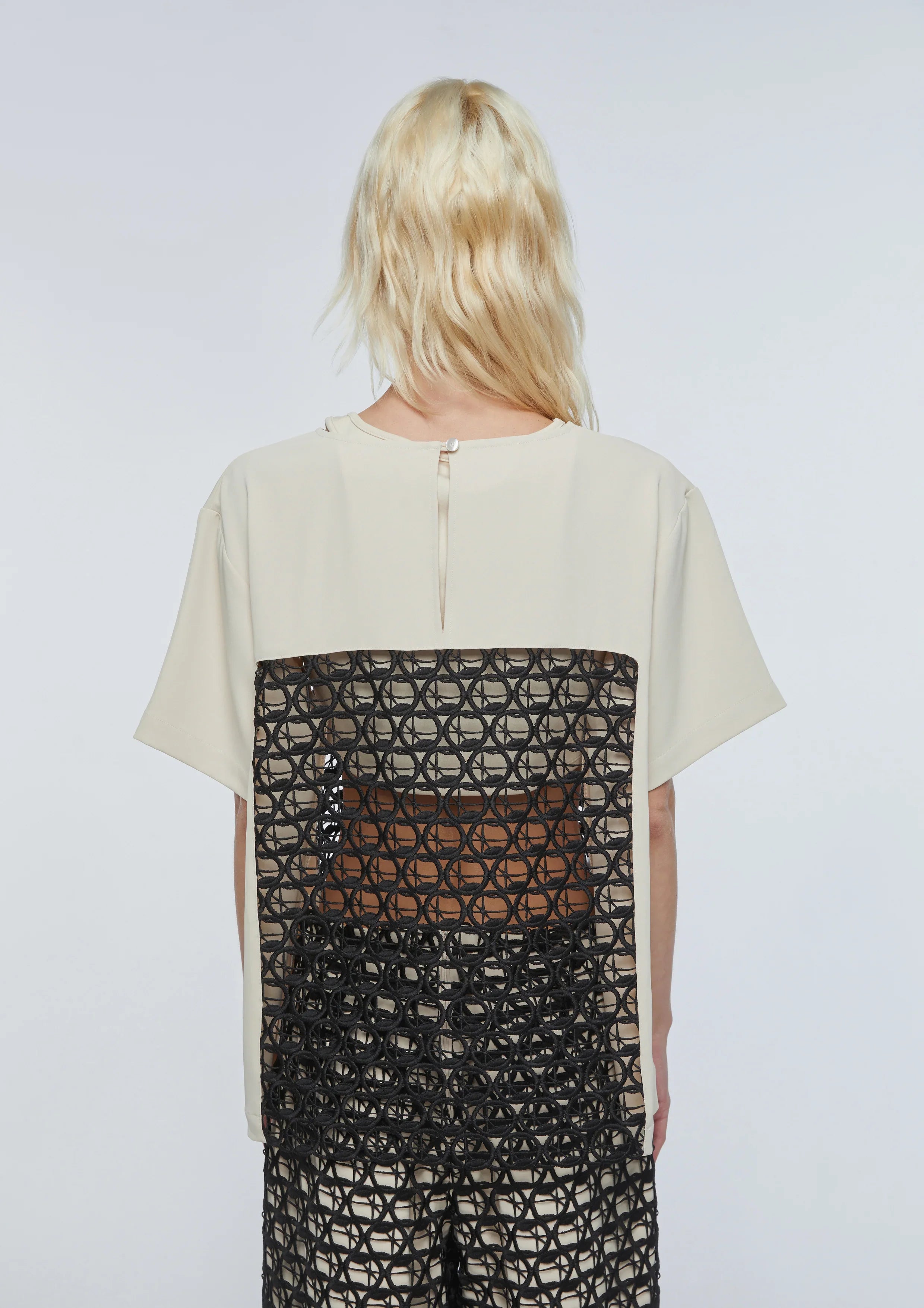 เสื้อยืดแขนสั้นแต่งผ้าตาข่าย