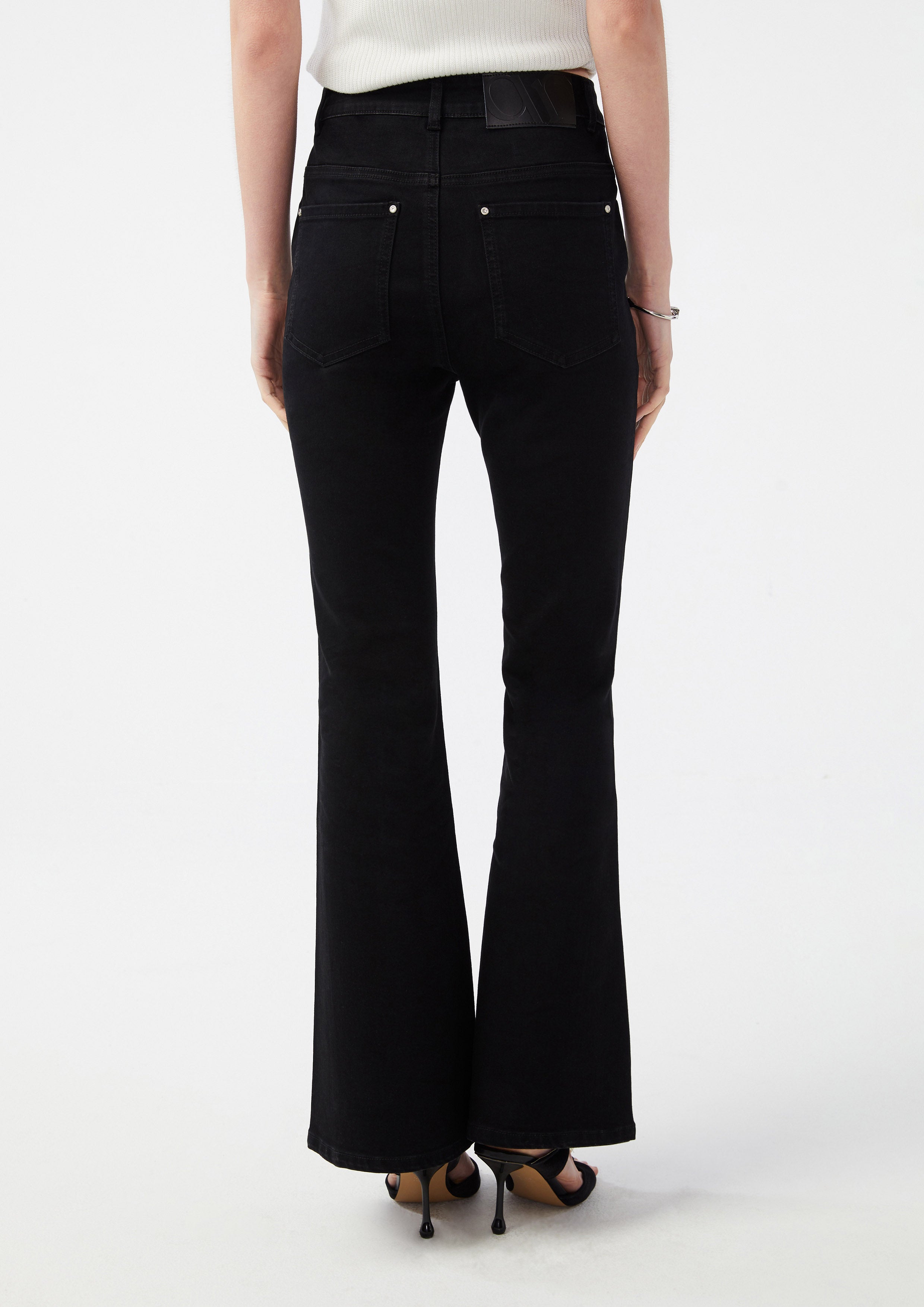 กางเกงเดนิมขาระบาย