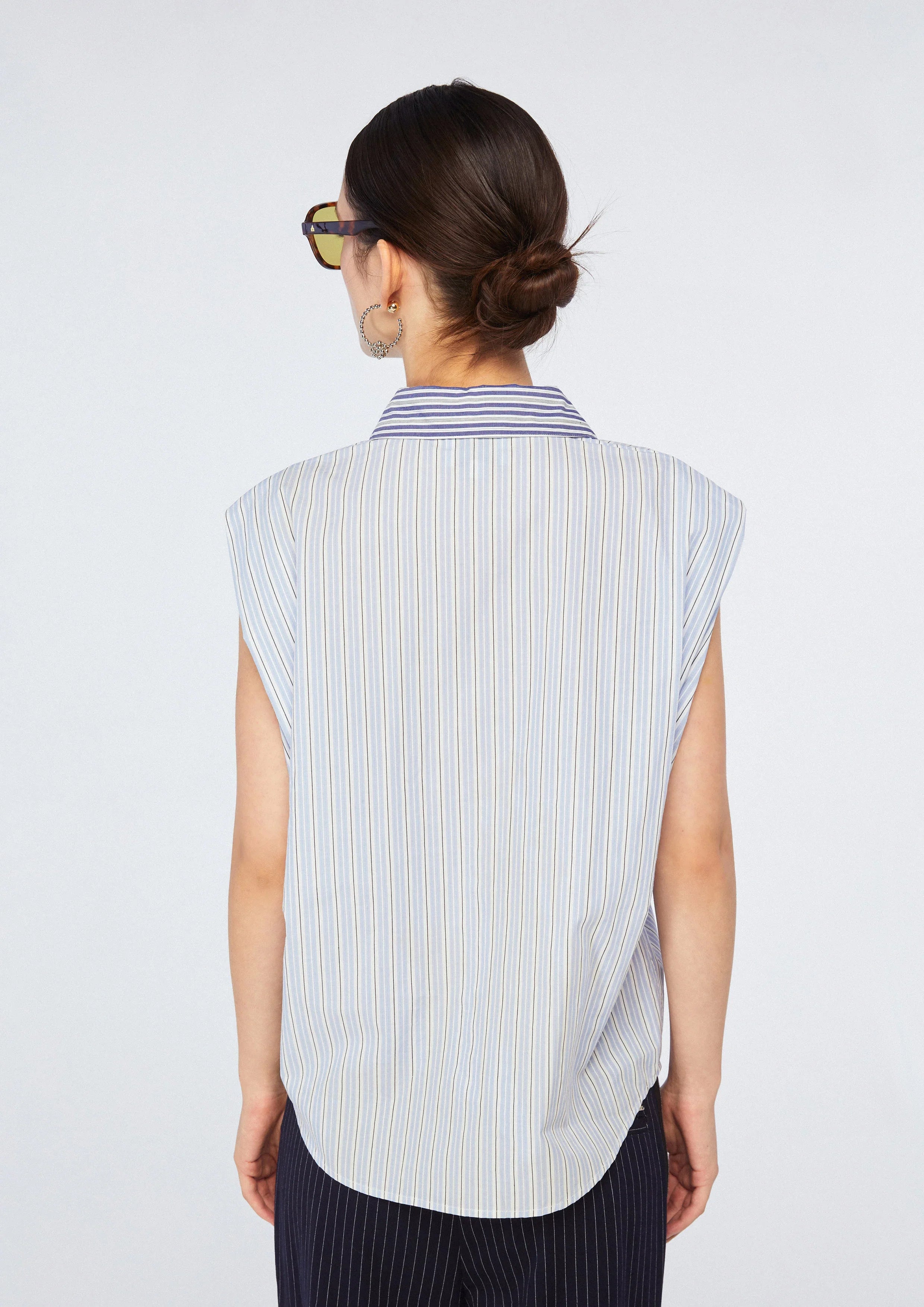 เสื้อเชิ้ตแขนกุดลายทาง