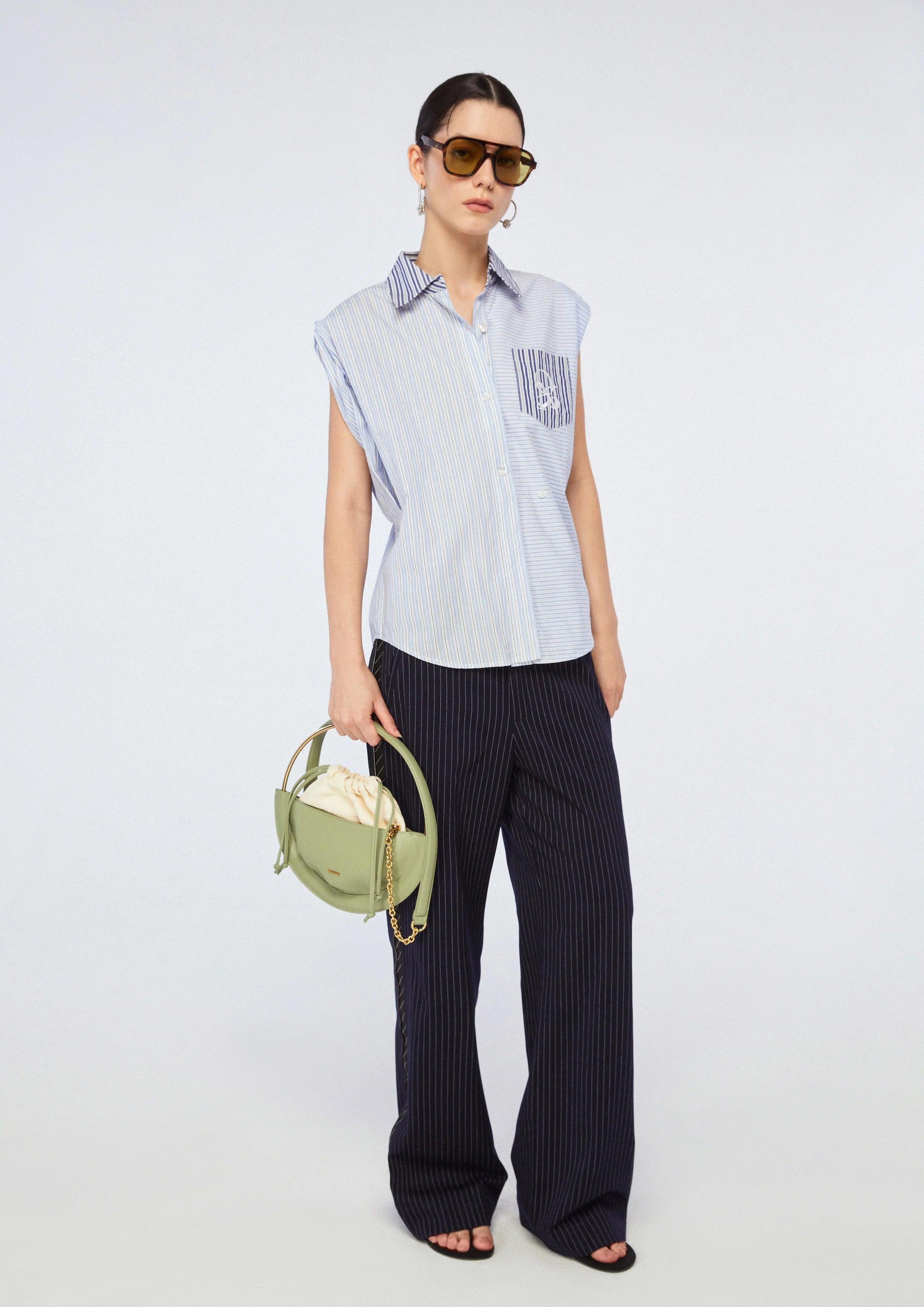 เสื้อเชิ้ตแขนกุดลายทาง