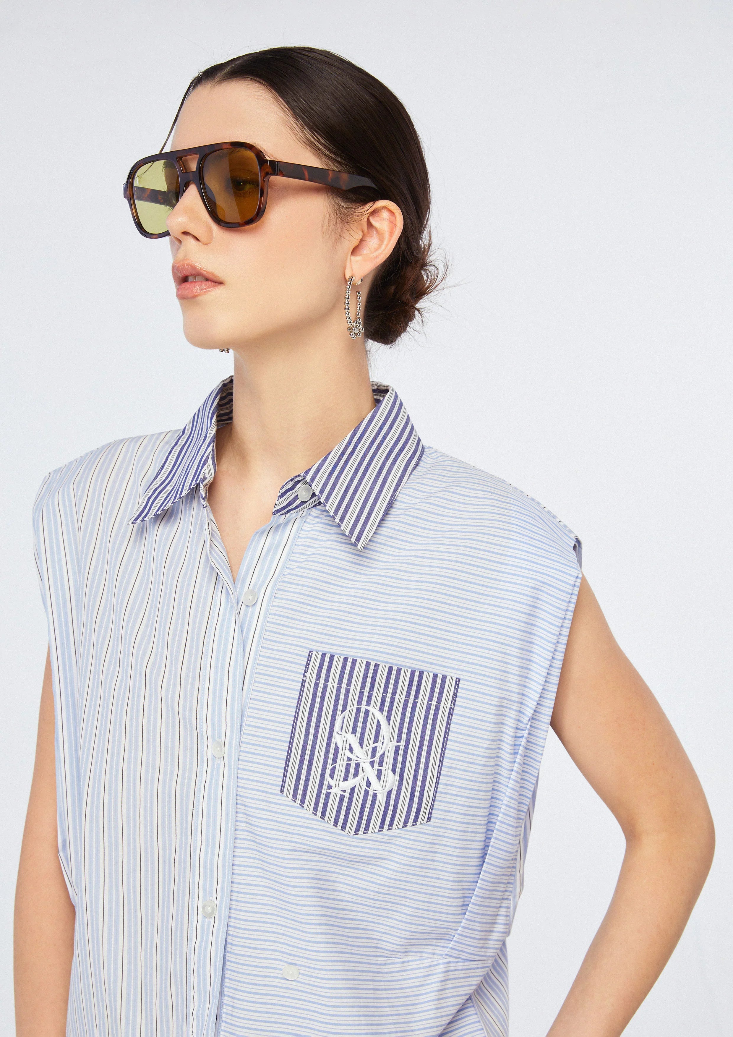 เสื้อเชิ้ตแขนกุดลายทาง