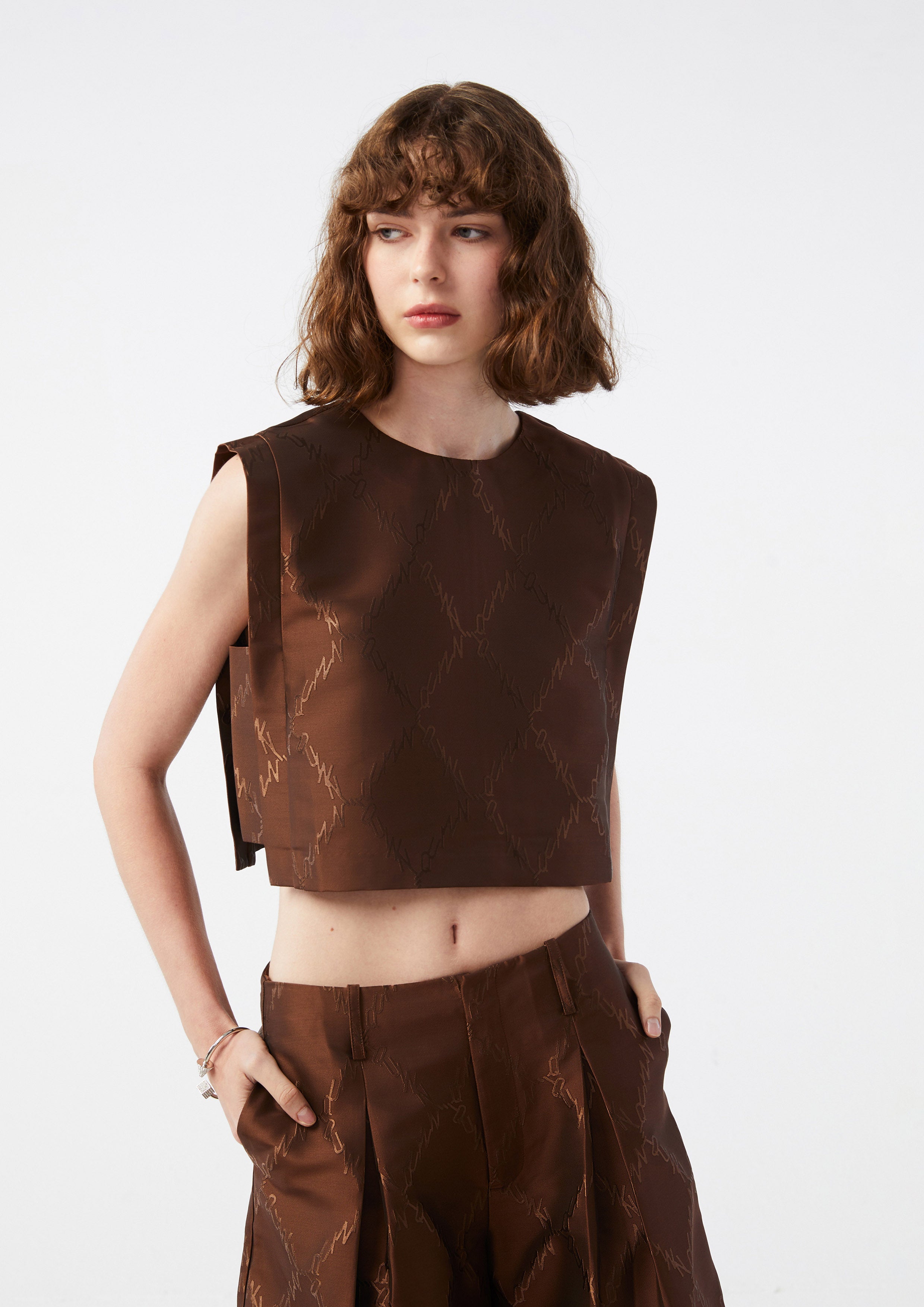 เสื้อครอปปักโลโก้