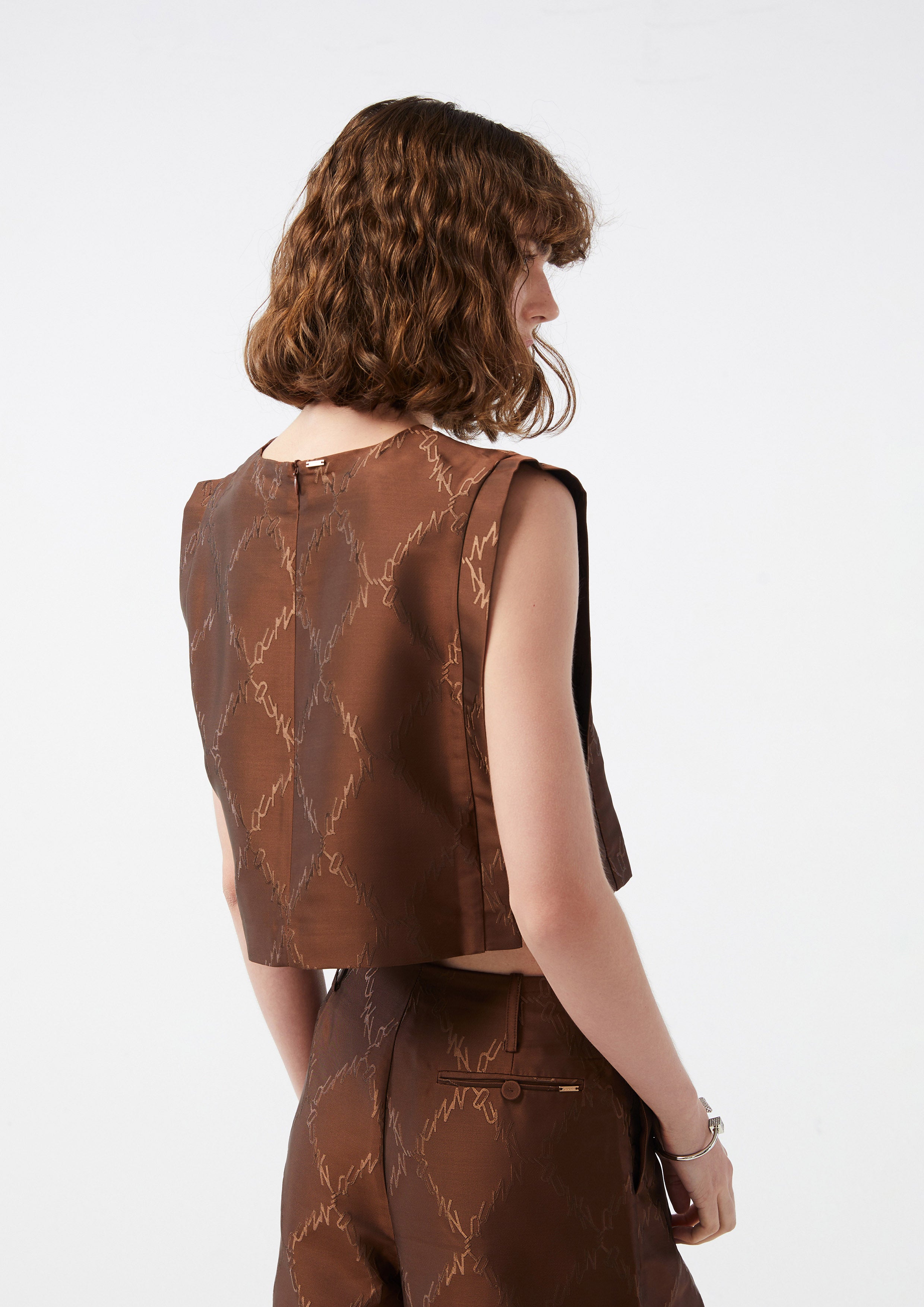 เสื้อครอปปักโลโก้