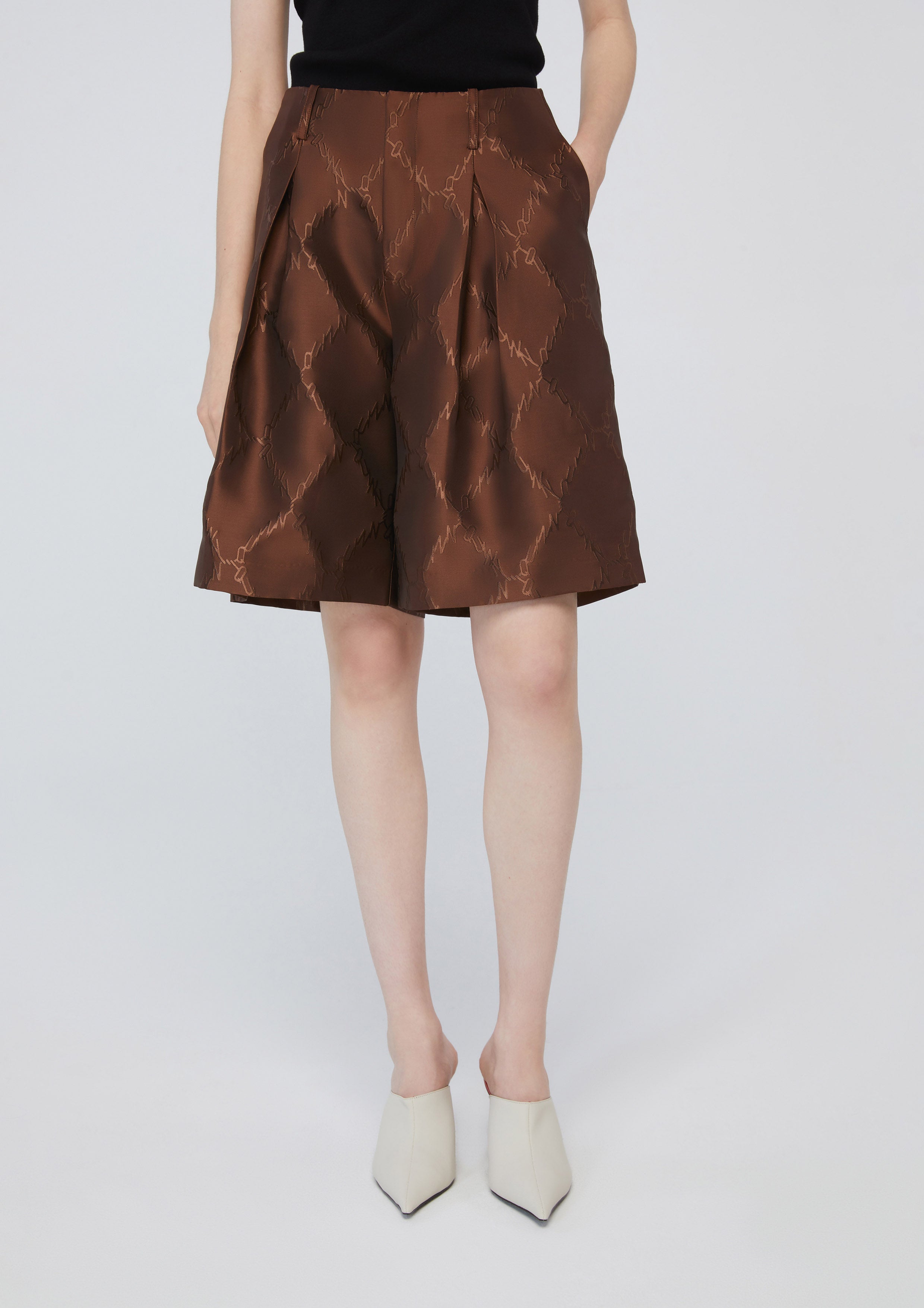 กางเกงขาสั้นปักโลโก้