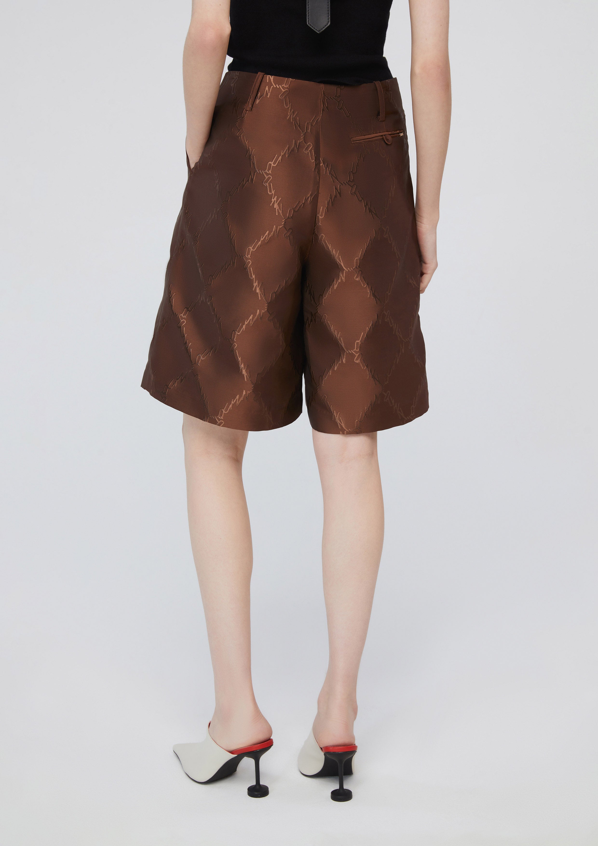 กางเกงขาสั้นปักโลโก้