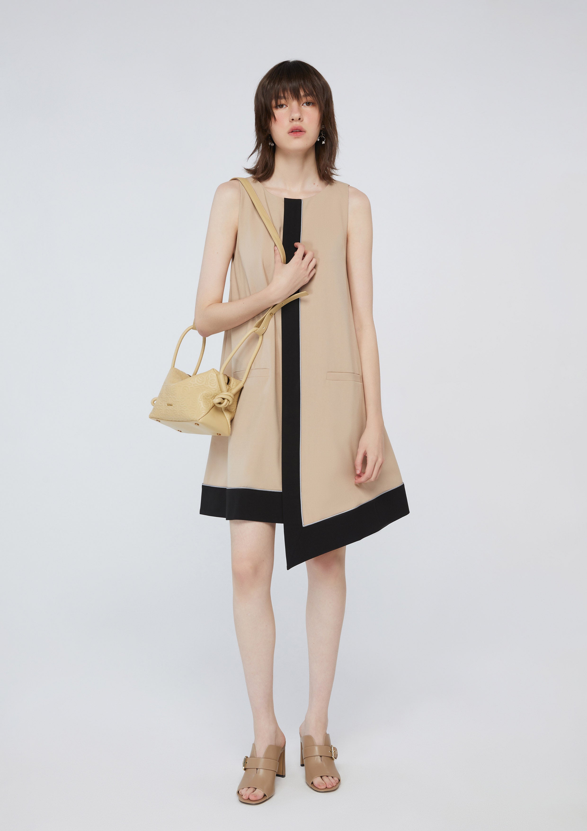 เดรสสั้นกระโปรงสมมาตร