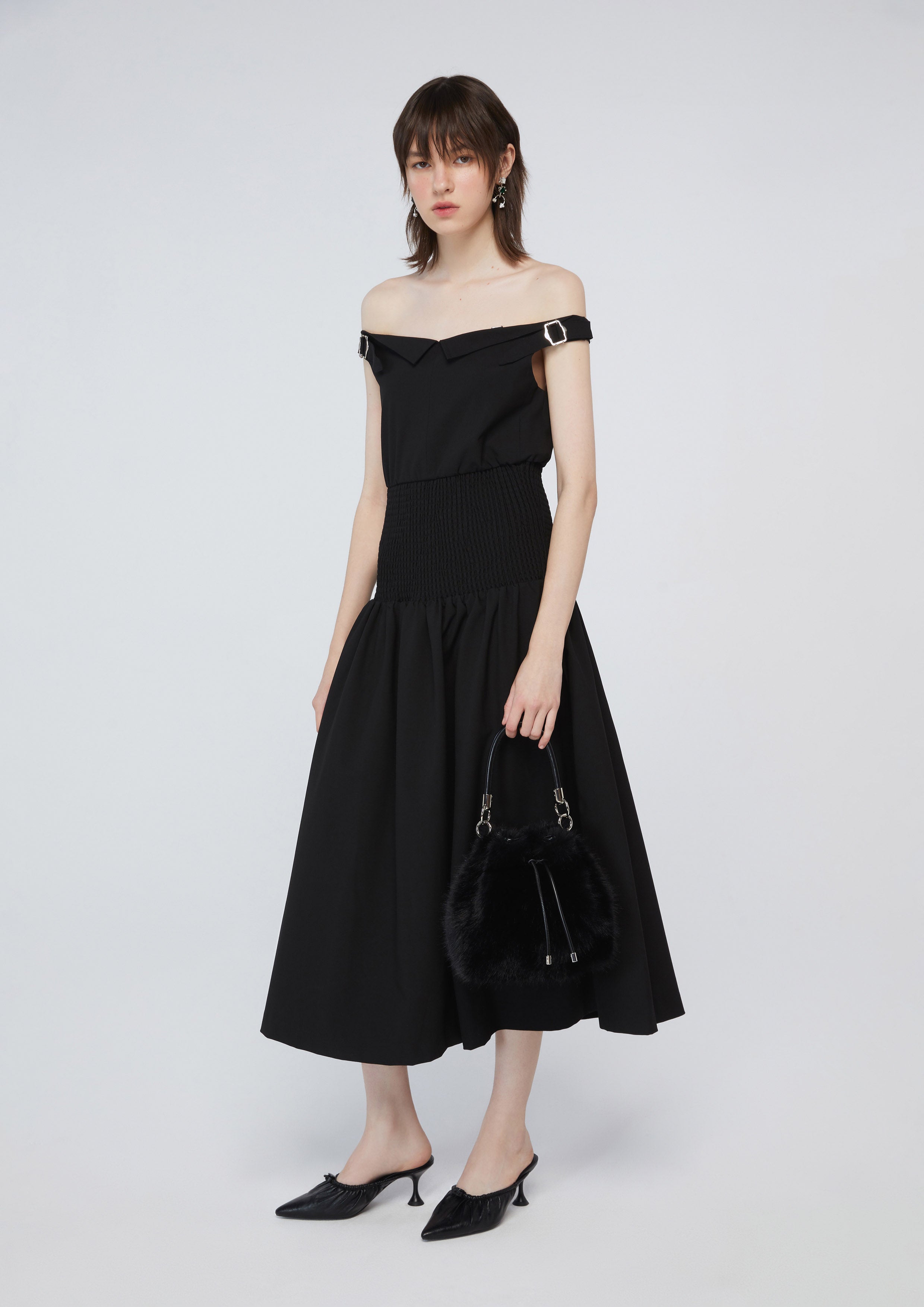 เดรสเปิดไหล่กระโปรงระบาย