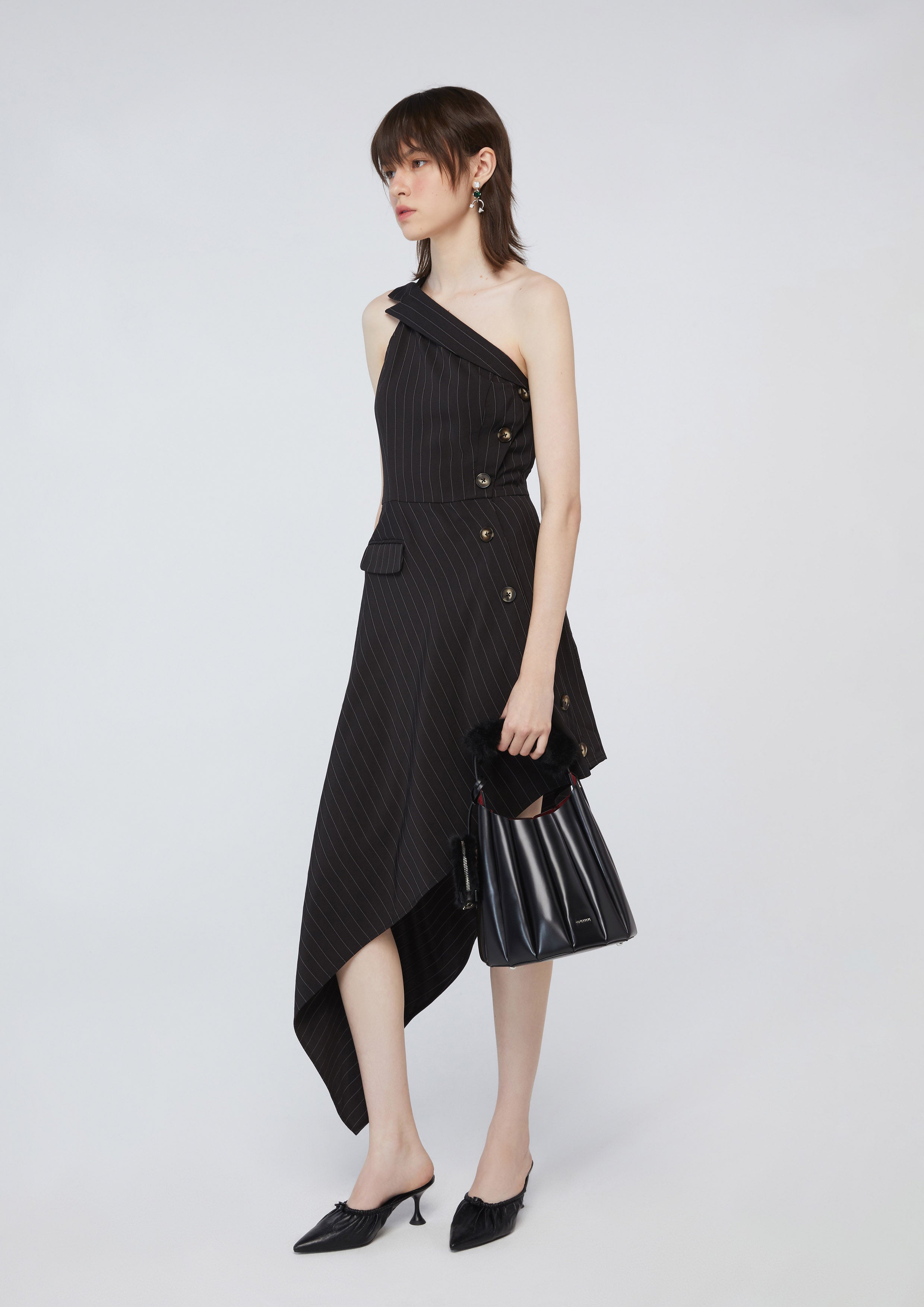 เดรสยาวเปิดไหล่ลายทาง