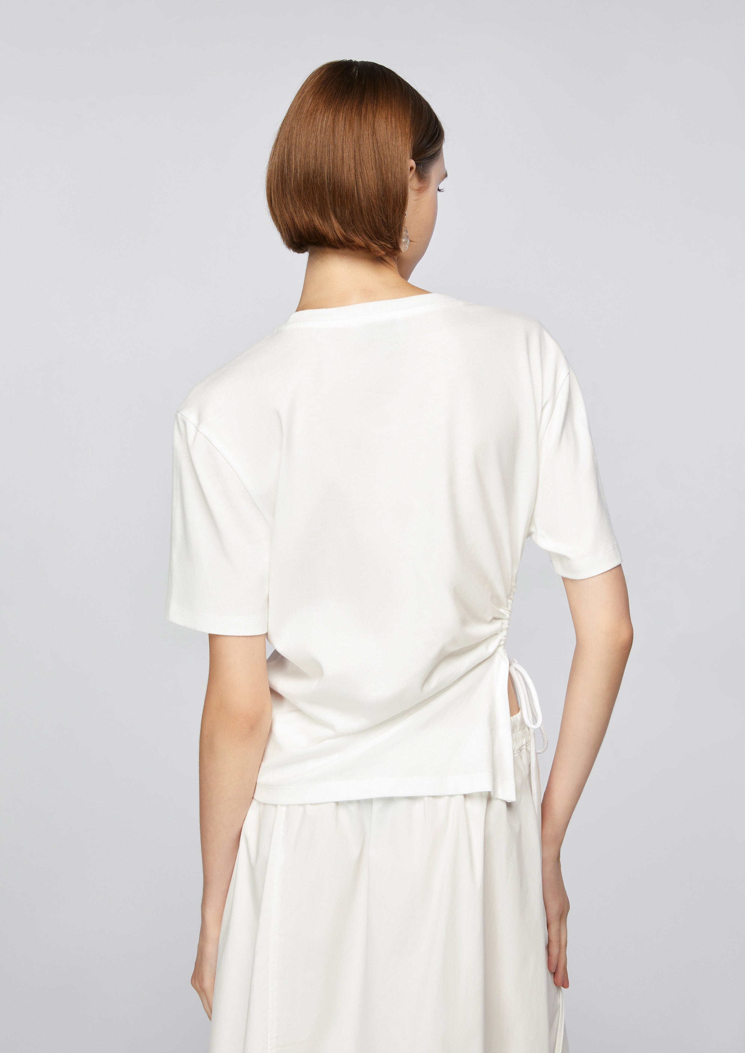 เสื้อยืดแขนสั้นแต่งคัตเอาท์และสายเชือกรูด