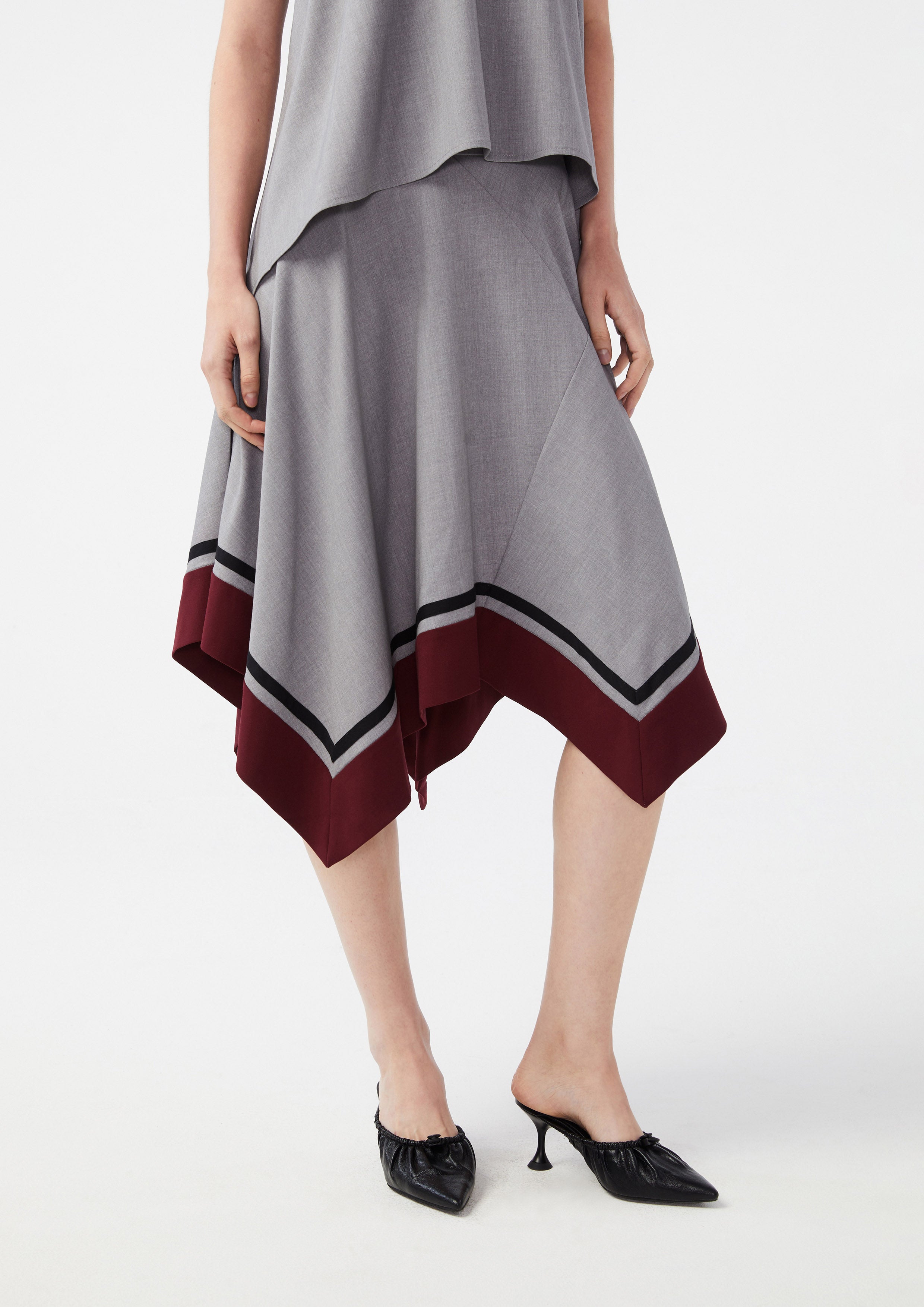 กระโปรงคลุมเข่าชายกระโปรงอสมมาตร