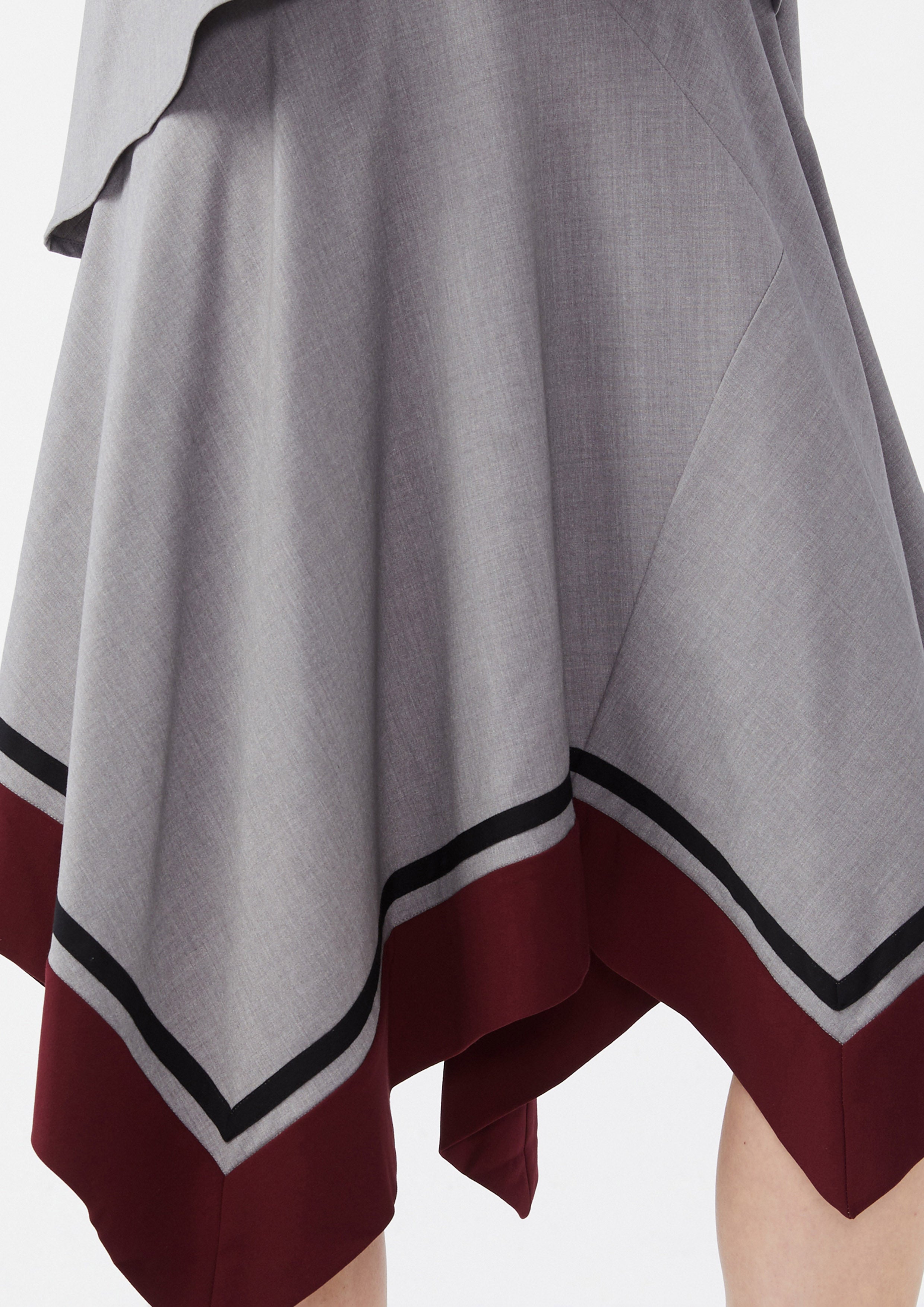 กระโปรงคลุมเข่าชายกระโปรงอสมมาตร