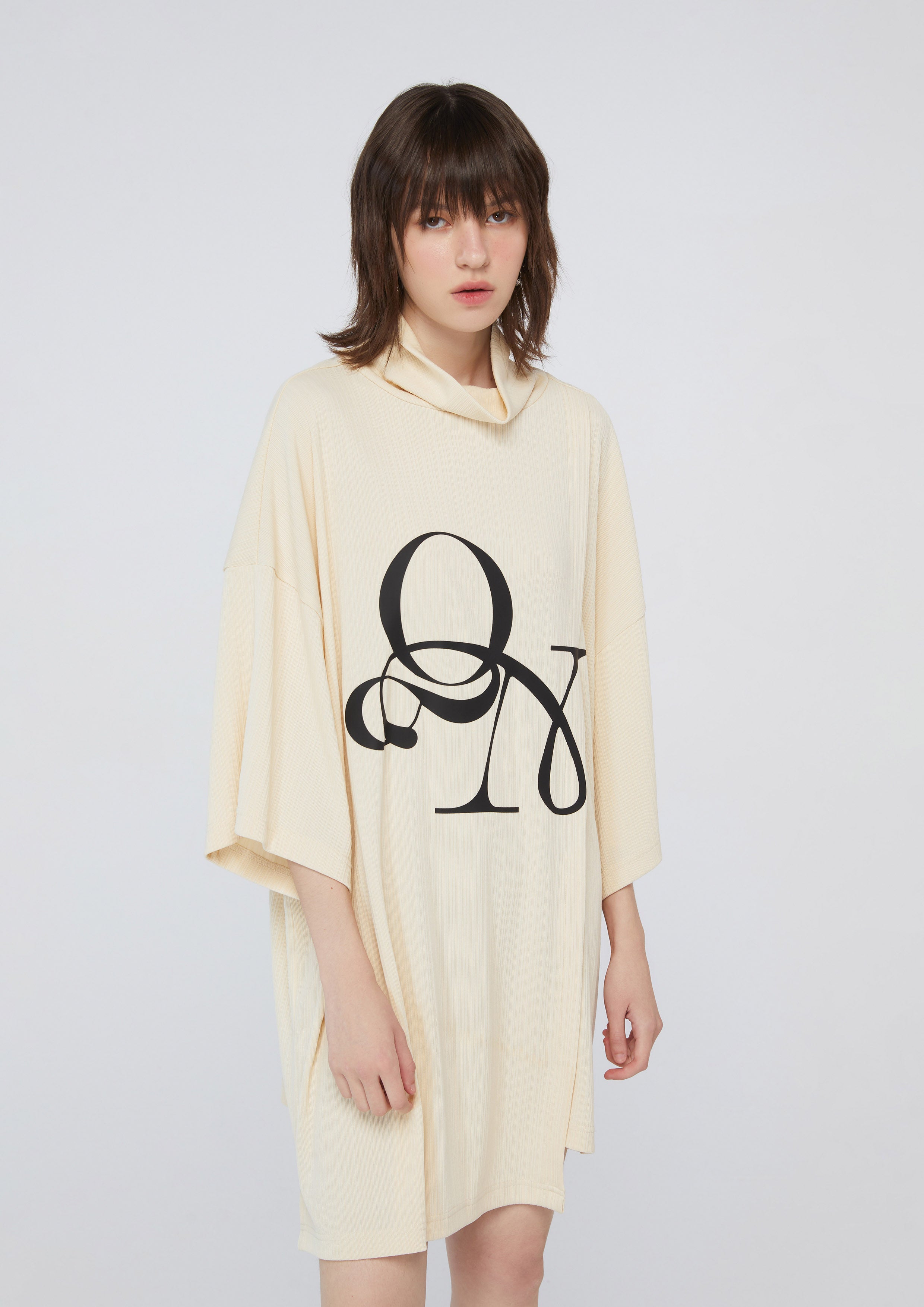 เดรสสั้นคอสูงพิมพ์โลโก้