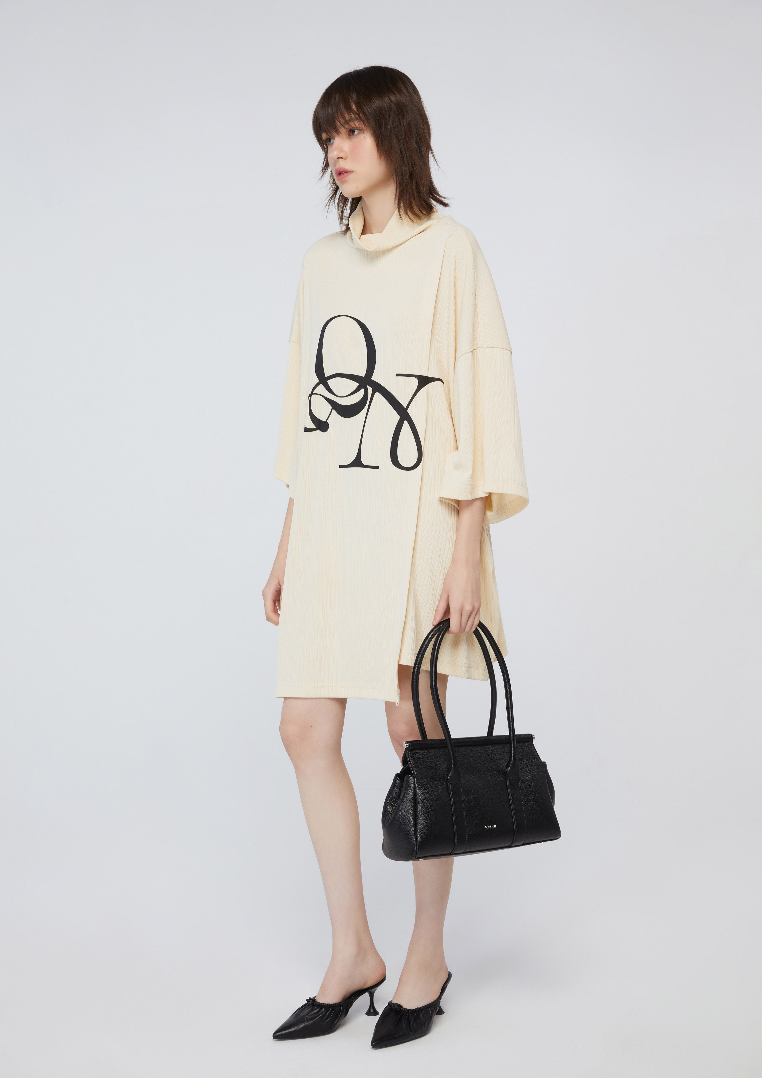 เดรสสั้นคอสูงพิมพ์โลโก้