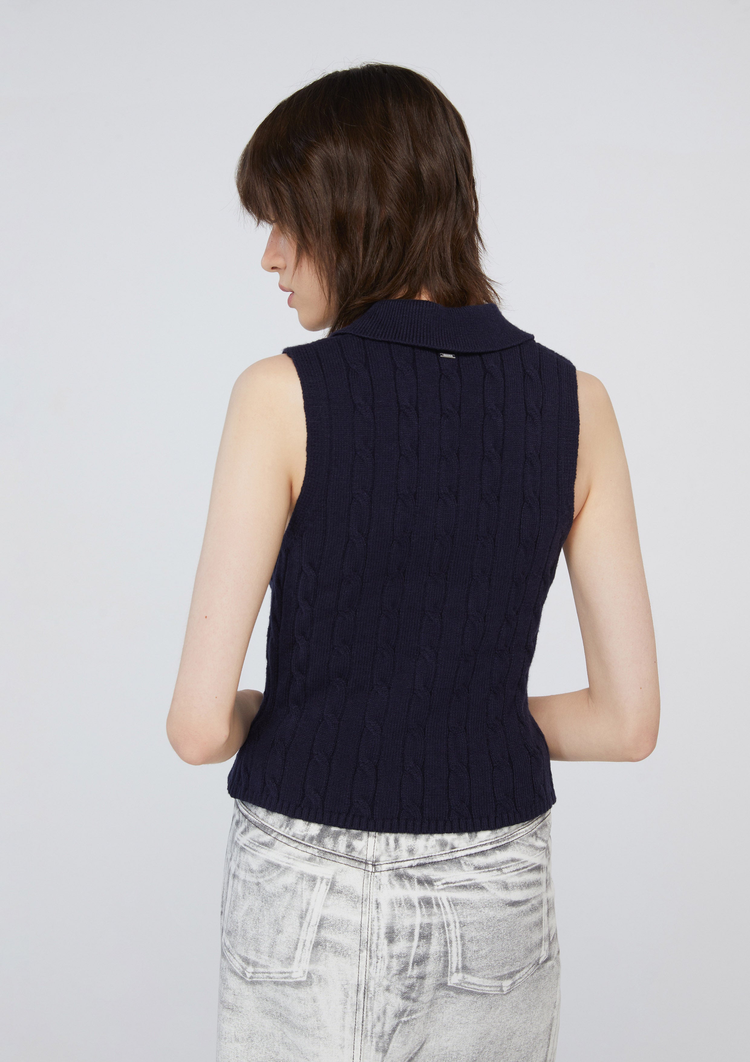 เสื้อนิตแขนกุด