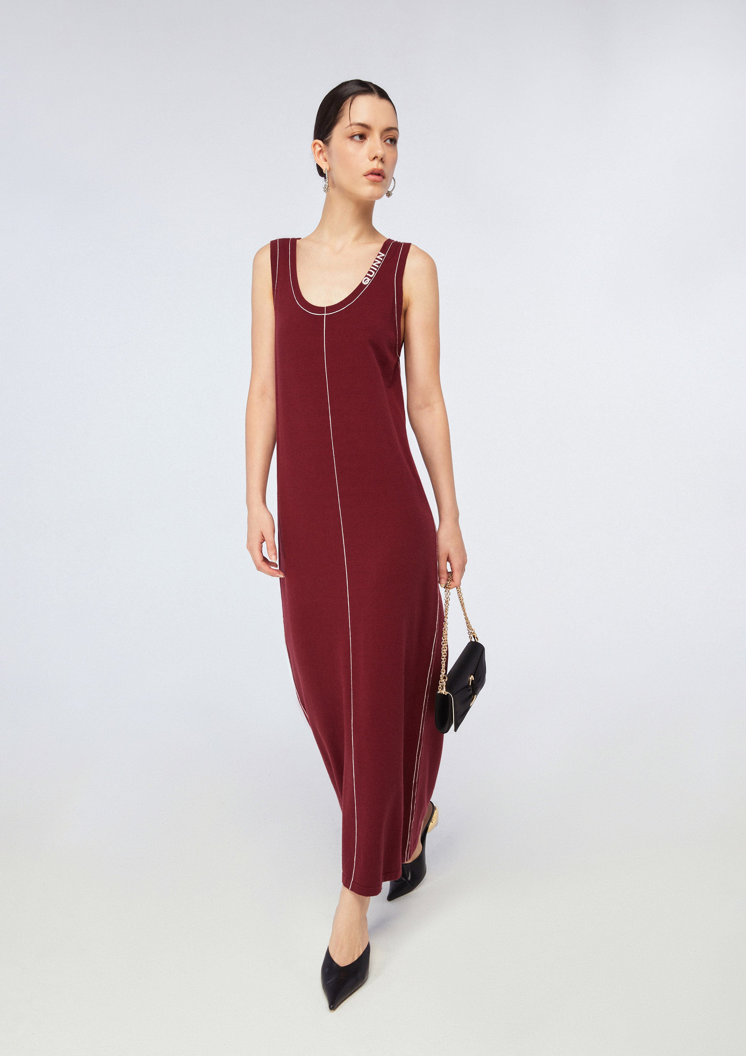 เดรสยาวผ้านิตแต่งโลโก้