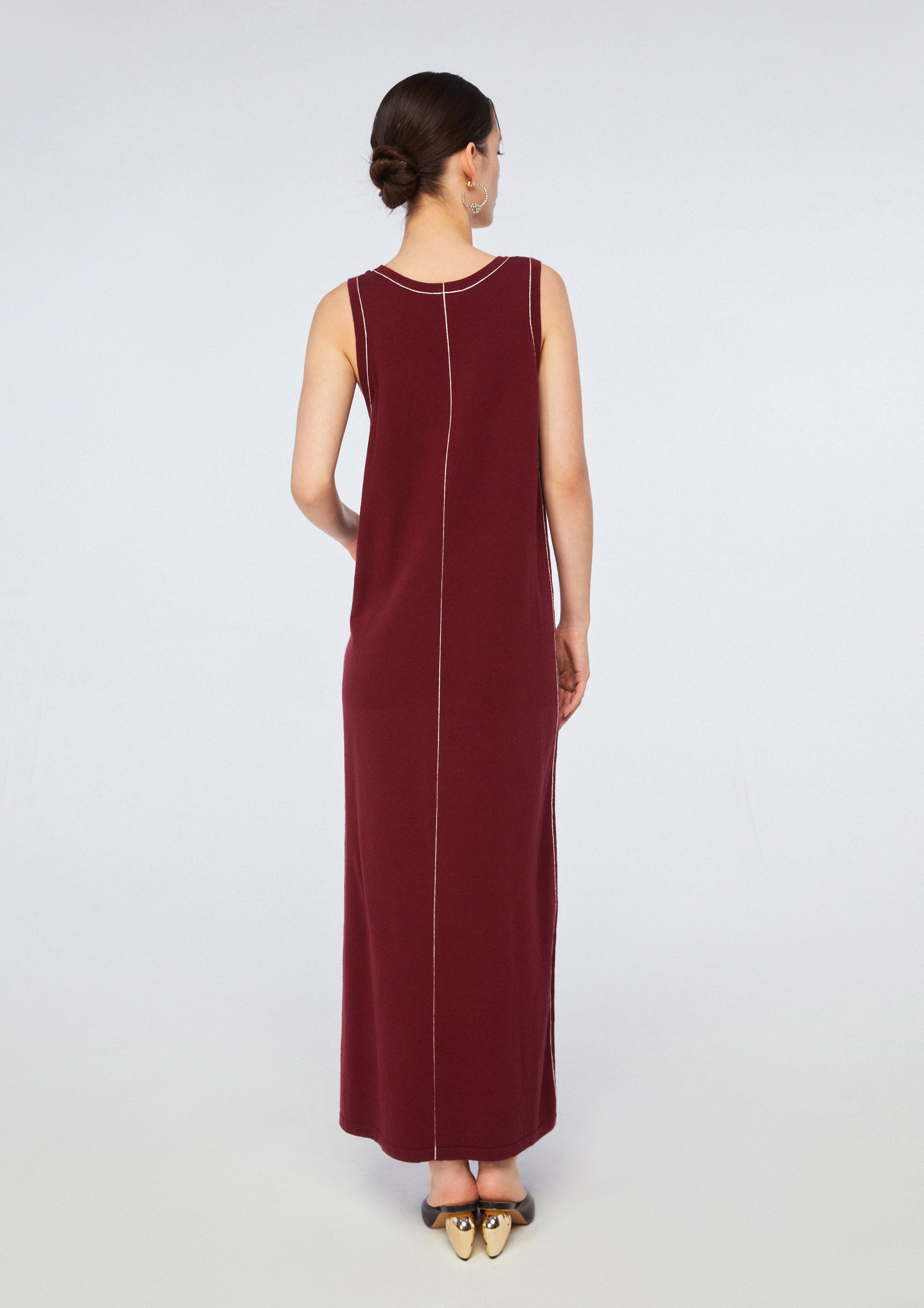 เดรสยาวผ้านิตแต่งโลโก้