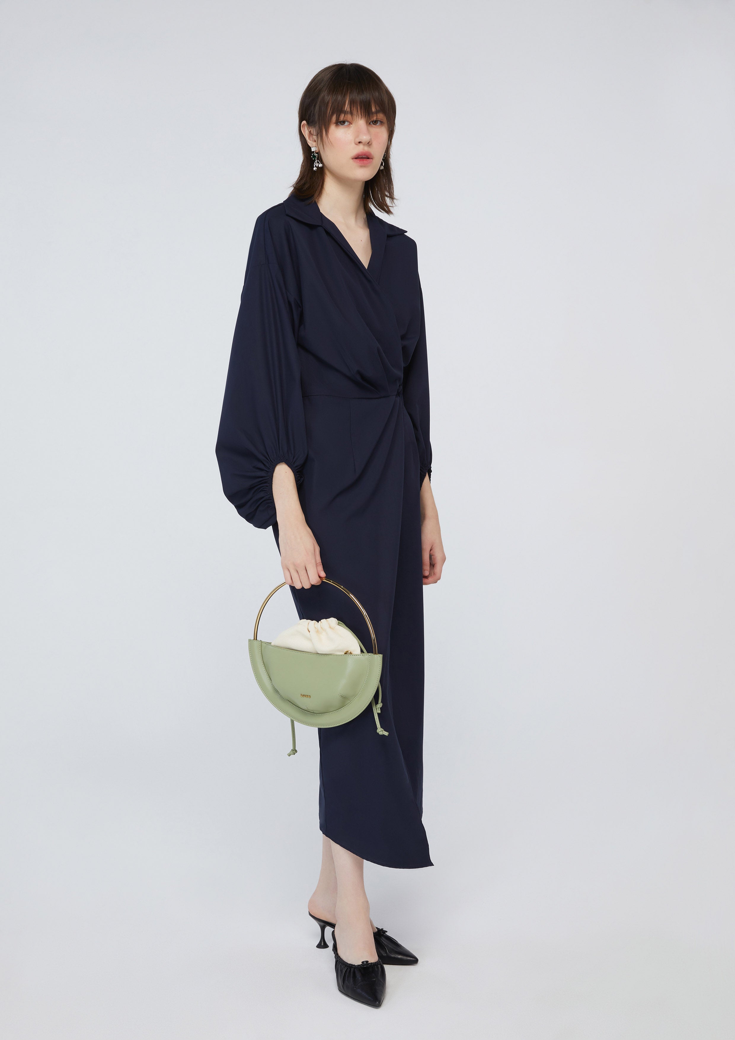 เดรสคลุมเข่าขมวดปม