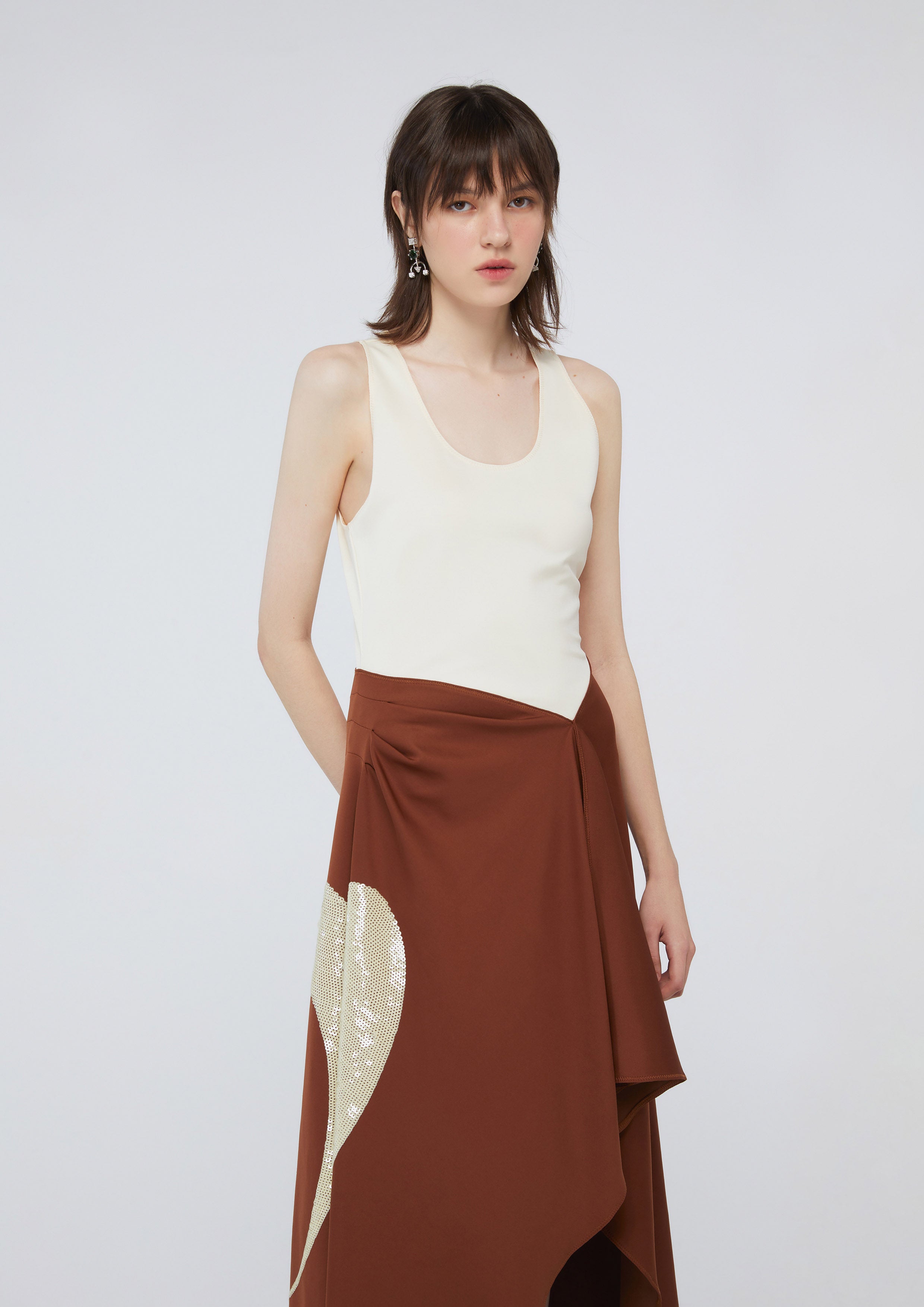 กระโปรงซาตินอสมมาตรแต่งเลื่อม