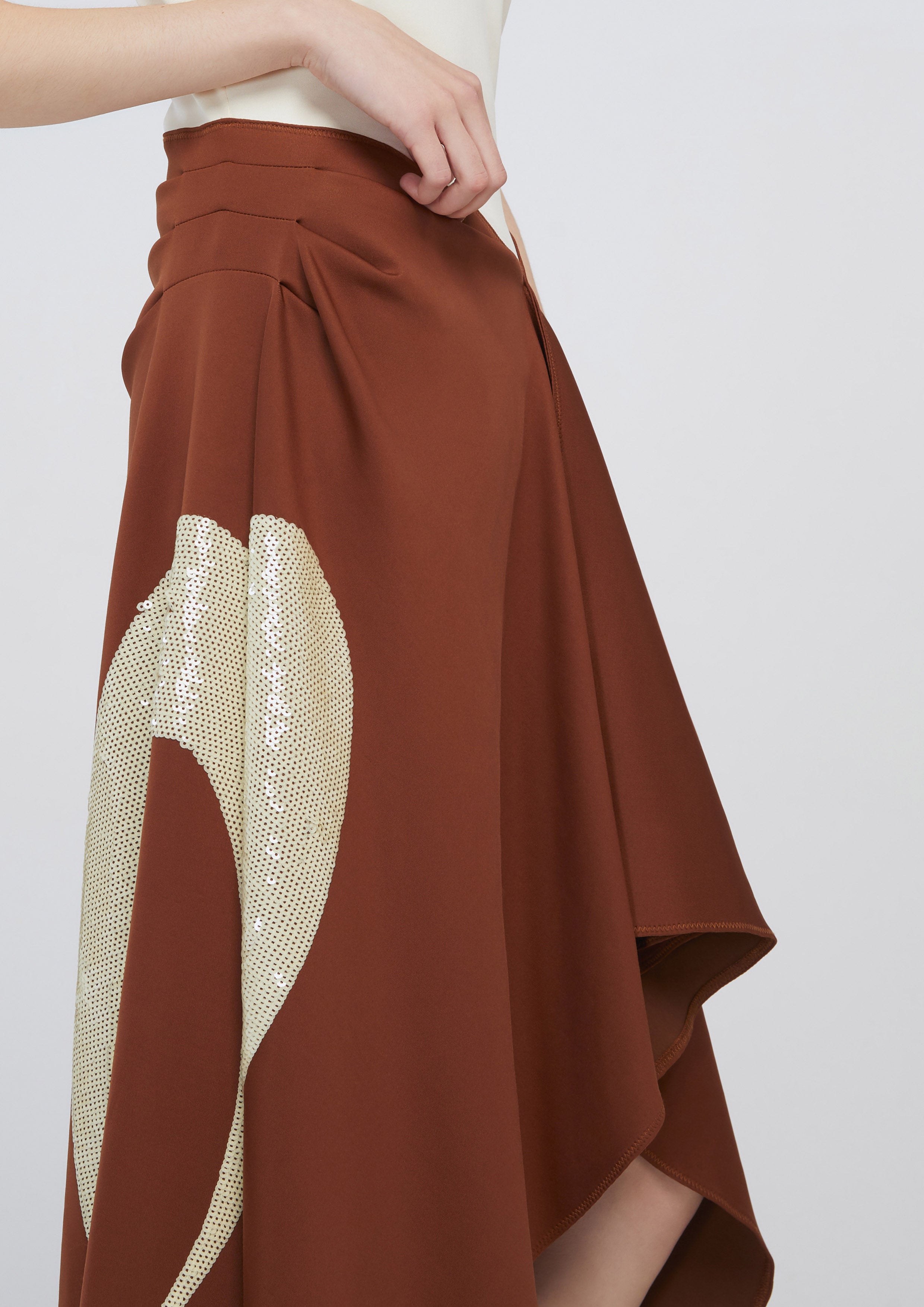 กระโปรงซาตินอสมมาตรแต่งเลื่อม