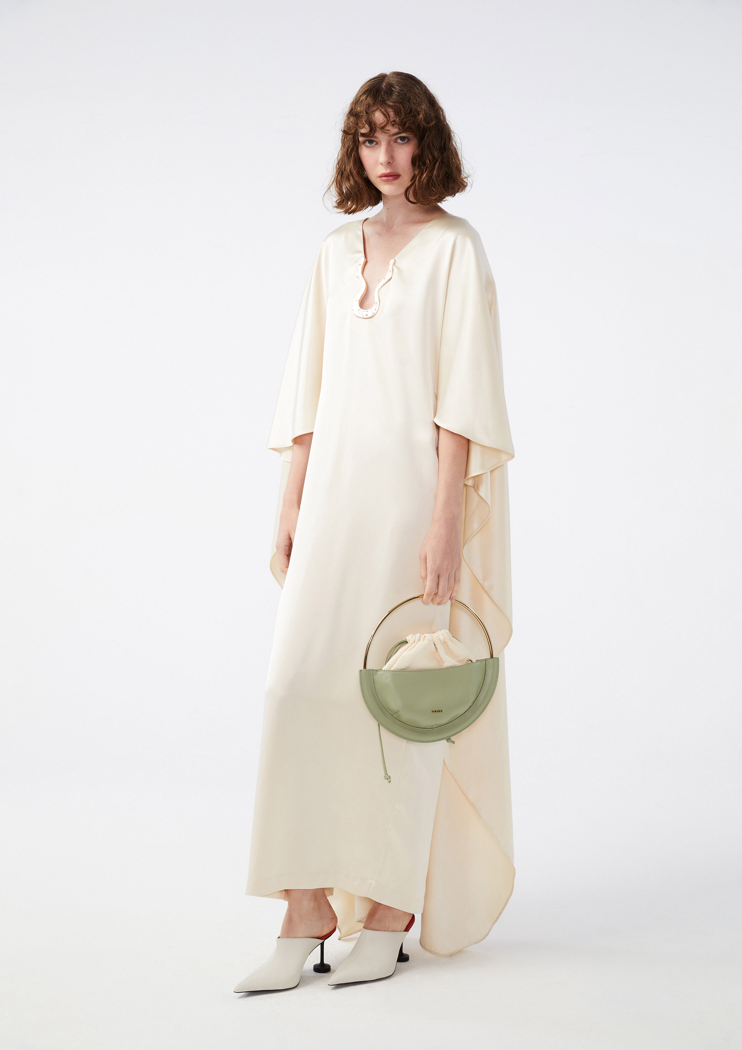 เดรสยาวระบายผ้าซาติน