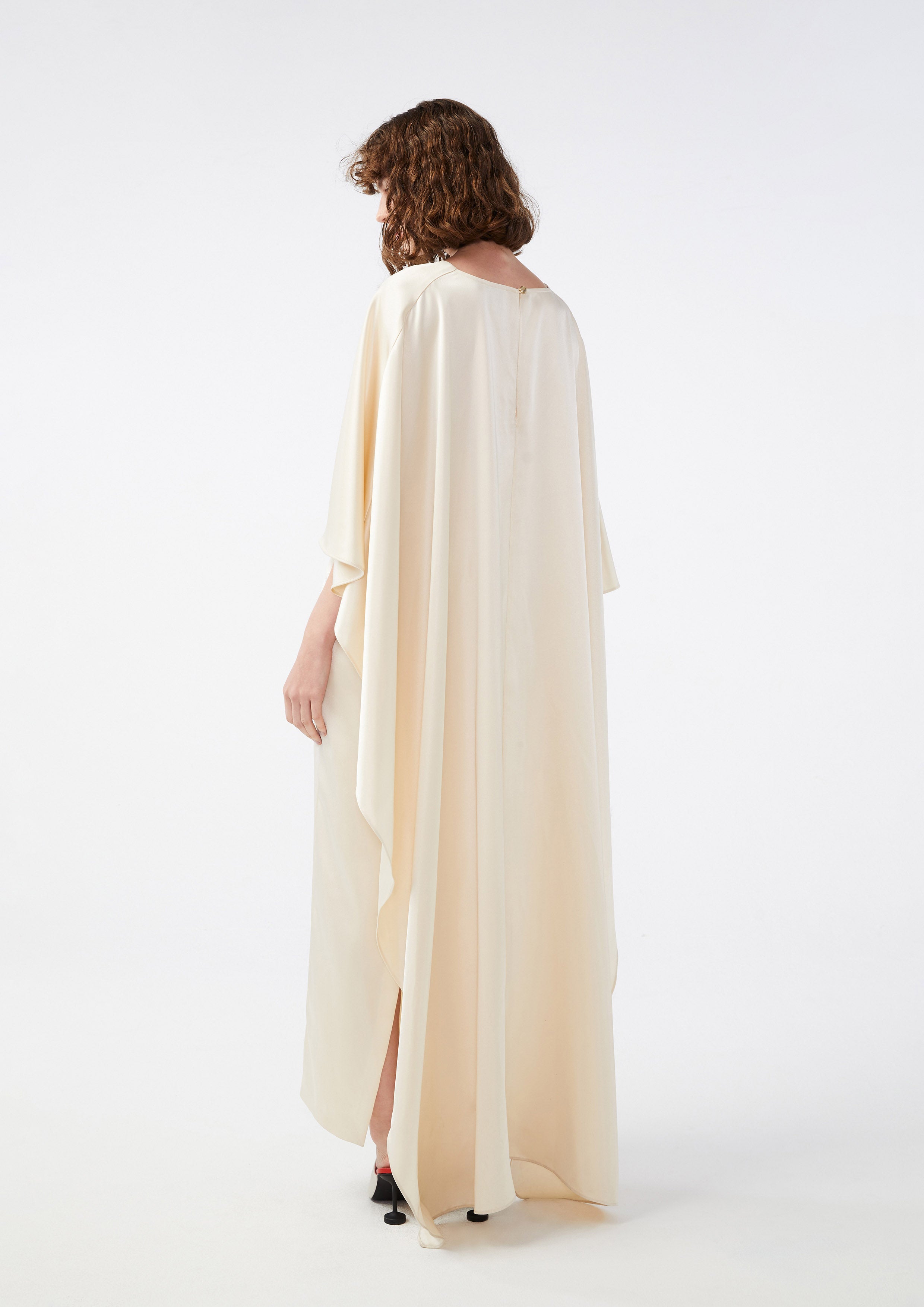 เดรสยาวระบายผ้าซาติน