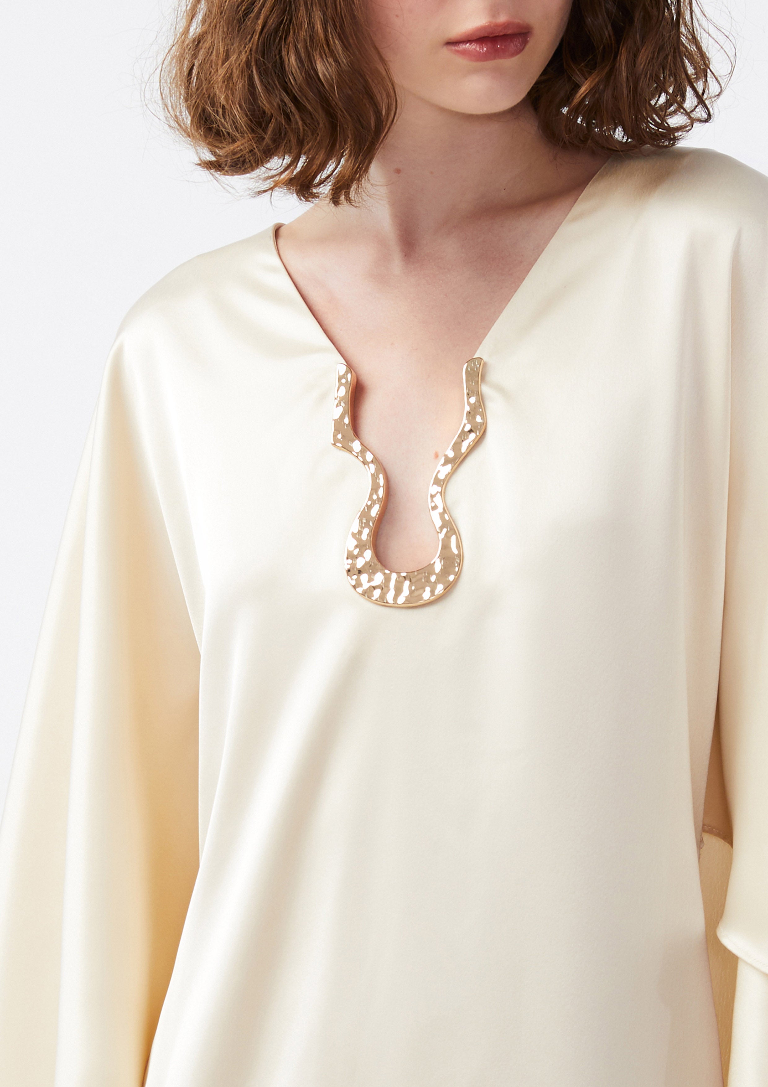 เดรสยาวระบายผ้าซาติน