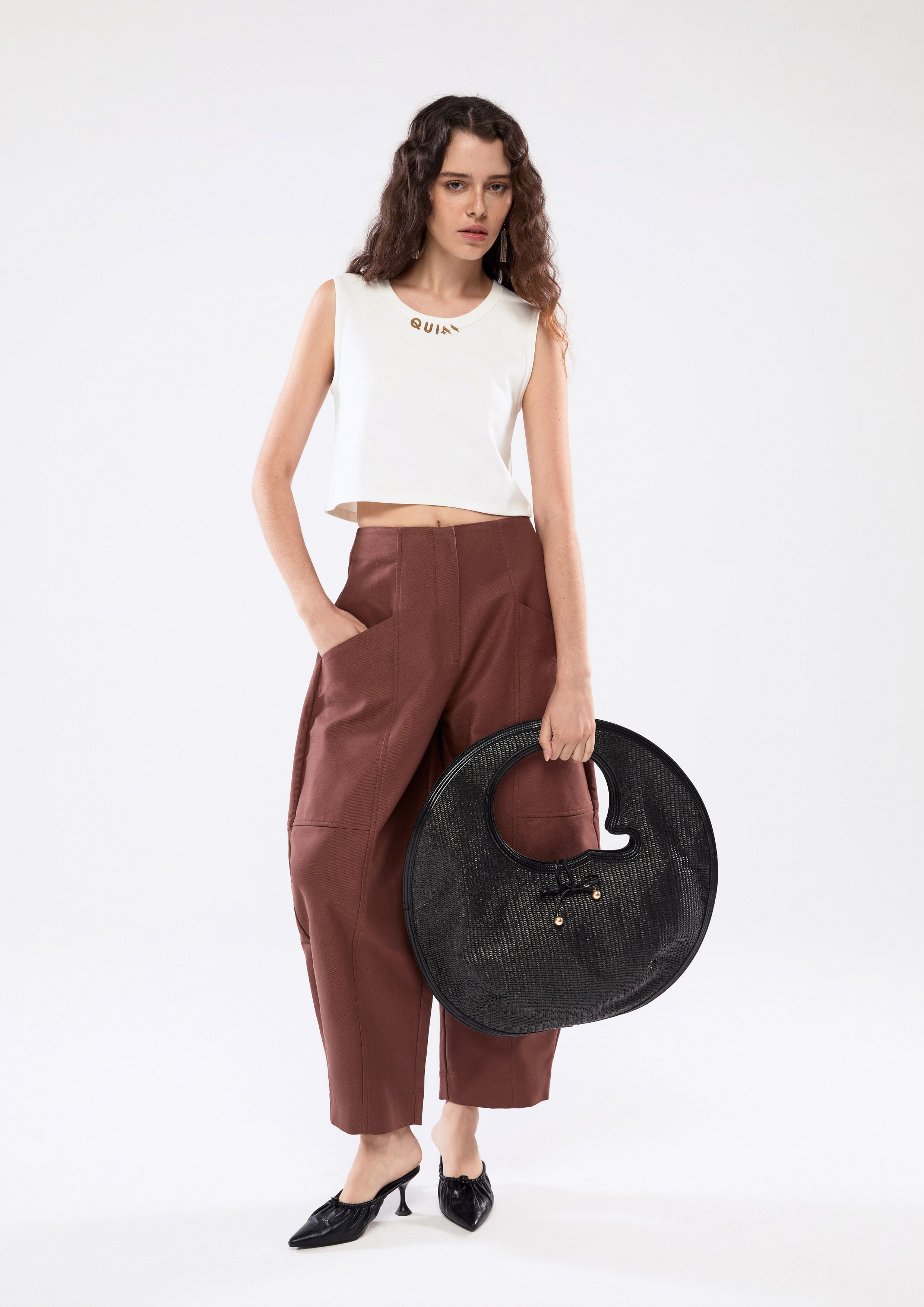 เสื้อครอปแขนกุดปักโลโก้