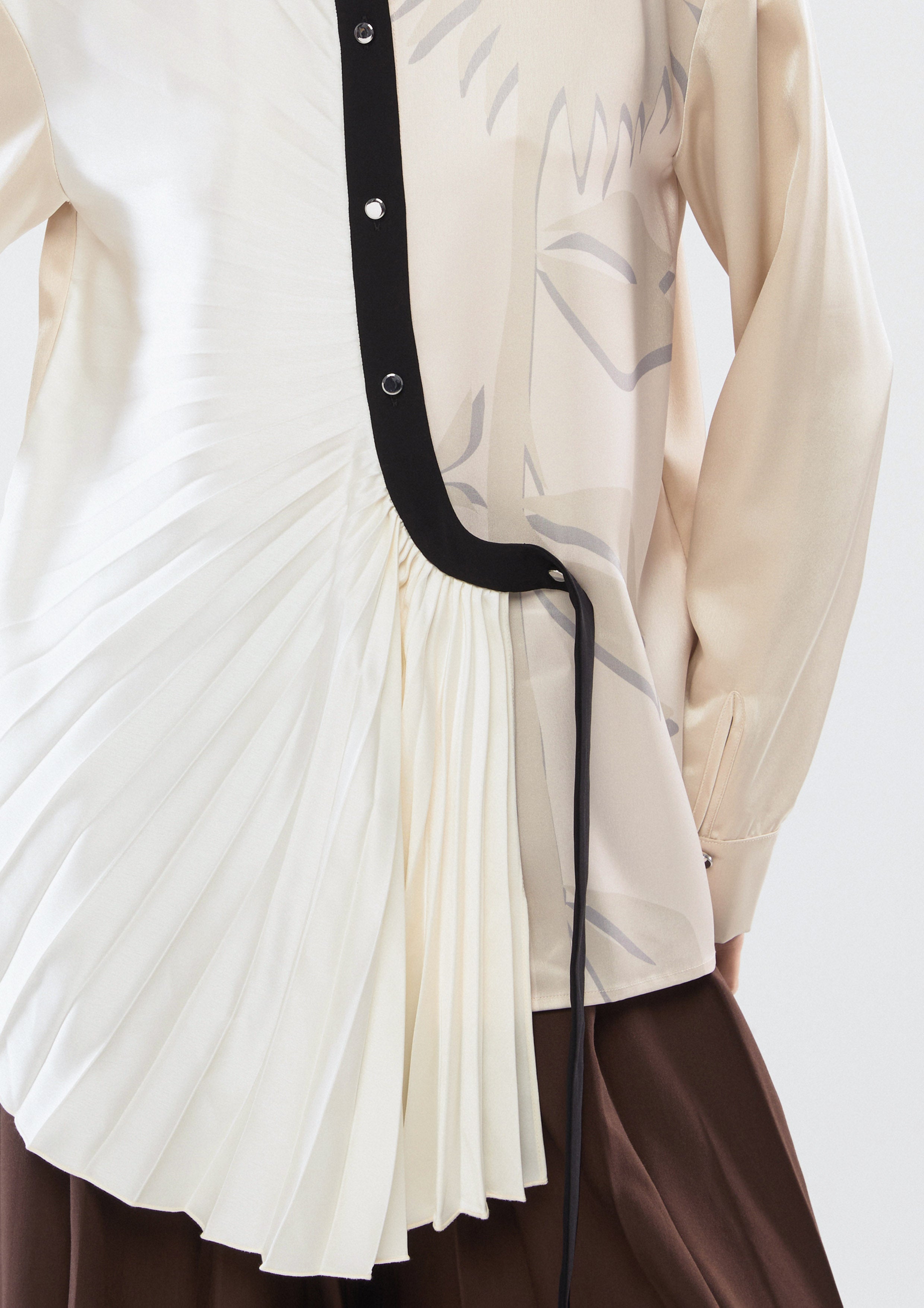 เสื้อเชิ้ตแขนยาวแต่งผ้าพลีทและลายพิมพ์