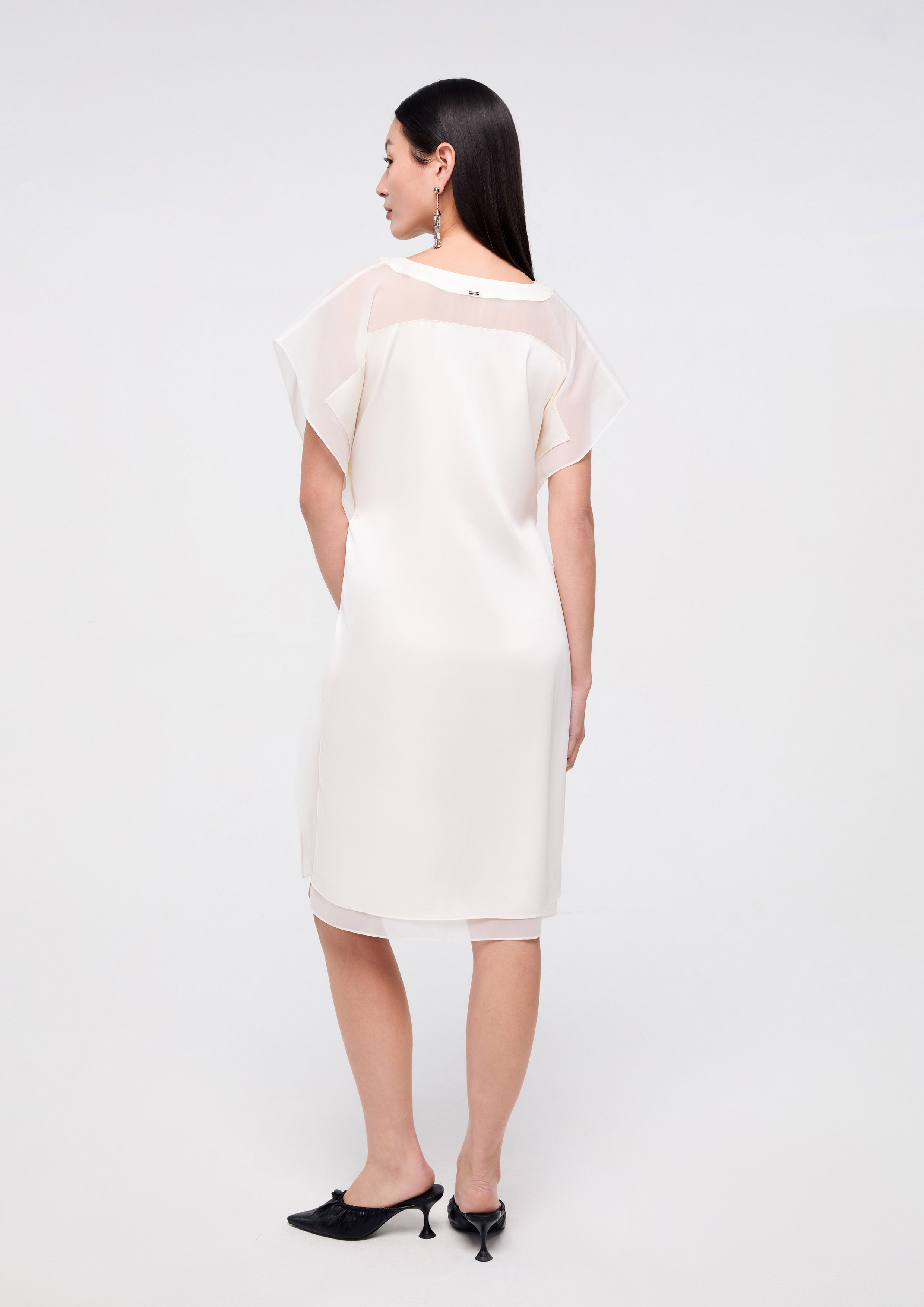 เดรสสั้นคอวีพร้อมเข็มขัด