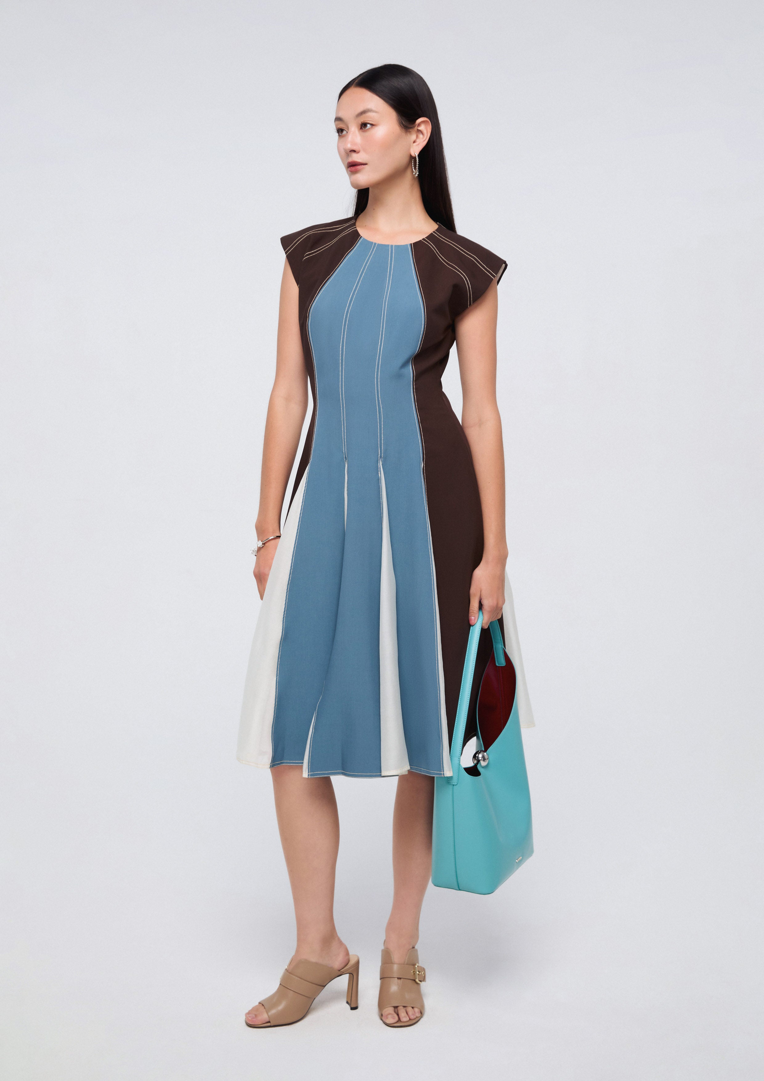 เดรสสั้นพาแนลแขนกุด